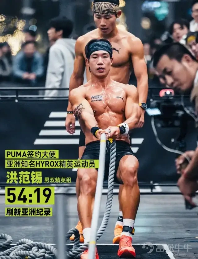 (本文作者爲 電商在線,鈦媒體經授權發佈) 文 | 電商在線 週末的一場比賽,再度把「HYROX」這項「找虐」運動推向新高潮。 4月11日,HYROX(室內健身跑)賽事首次登陸武漢,吸引4000餘名選手參加,有人汗流浹背,有人累到癱在地上,有人笑着在終點合影。在社交平台上,還有不少參賽選手秀出自己的完賽旗幟和「運動寫真」,相關話題瀏覽量早已破億。 這個2017年誕生於德國漢堡的小衆賽事,以「FOR EVERY BODY」爲宗旨。從具體操作上來說,HYROX可以稱得上是一場包含「8個1公里跑+8個體能項目」的「找虐循環」。 參賽者每完成1公里跑,就要做一個健身項目,循環8次完賽。這8個項目有滑雪機、划船機,還有推雪橇、拉雪橇、波比跳遠、負重弓箭步等。 即便如此「酸爽」,HYROX還是以異常迅猛的姿態,成功席捲全球、火爆中國,迸發出了強大的商業潛力。 今年3月,HYROX北京站比賽共吸引了8087名參賽者報名,創下了這一賽事在中國內地舉辦的新高。參賽選手中,甚至還有75歲的萬科創始人王石。按人均600元到800元不等的報名費計算,北...