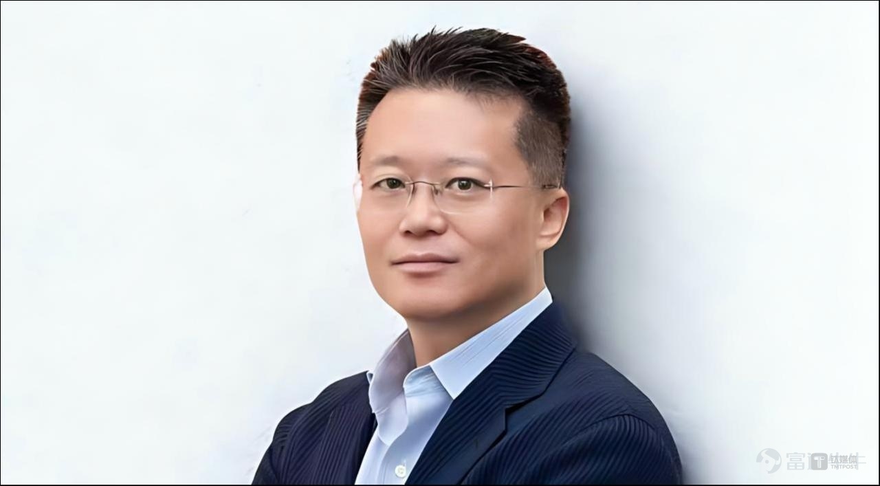 靈心巧手最新一輪融資的消息終於還是壓不住了。 這家在今年2月已成爲「全球最貴」的靈巧手公司，近期或將以240億元估值完成新一輪融資。 而其估值的再度突破，也讓剛剛拉群的具身智能「百億俱樂部」再次分化出了一個新的小群——「200億俱樂部」，目前這個群裏只有5位選手：宇樹科技、智元機器人、銀河通用、星海圖和靈心巧手。而靈心巧手更是這個新群中唯一一家「零部件」具身公司。 在2025年下半年，創世夥伴創投以A++輪投資人身份入股靈心巧手時，後者的估值還是25億元。四個月時間，估值翻了八倍多。 「現在大部分人談具身，談的都是人形，用兩條腿走路的。」創世夥伴創投創始管理合夥人周煒對「具身」的定義，從一開始就劃了一條比市場主流更寬的邊界。「但實際上，只要是用機械臂完成任務的機器人，都應該屬於具身。它們的下半身可以是輪式、履帶式的、甚至可以是固定底座。從這個角度說，具身的市場非常大。」 創世夥伴的機器人投資版圖，也能清晰映證出周煒的偏好：除了靈心巧手、慧靈科技這類靈巧手公司，原力無限、深樸智能、若伴科技這一類最新投資的具身智能公司，創世夥伴早...