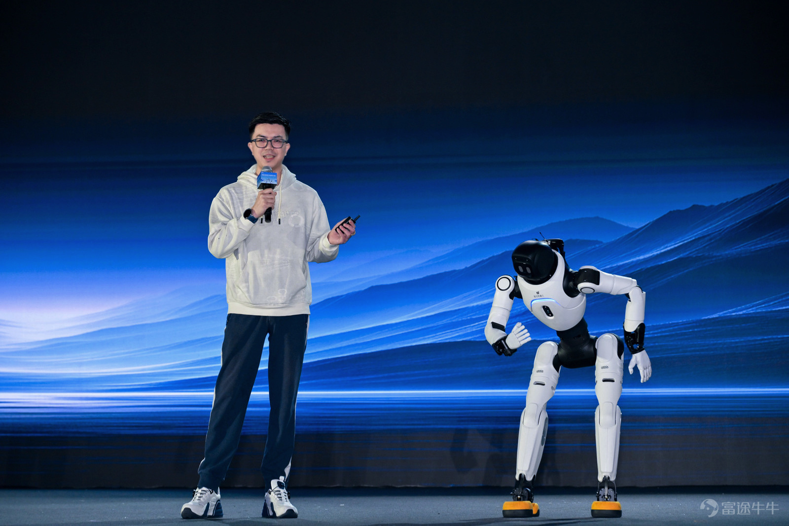 On April 17, 2026, at the Zhangjiang Auditorium in Shanghai. More than 2,500 partners from over 30 countries and regions gathered here to witness an industry summit marking the beginning of a new era of productivity in embodied intelligence. At the 2026 Zhiyuan Partners Conference (APC 2026), Deng Taihua, founder, chairman, and CEO of Zhiyuan, unveiled the XYZ curve and productivity framework for the embodied intelligence industry, systematically outlining the evolution path from development to deployment. Simultaneously, four new core products, six AI models, and seven productivity solutions were showcased, officially revealing the AIMA (AI Machine Architecture) full-stack ecosystem technology system.  '2026 is the inaugural year of the deployment era, marking embodied intelligence's transition from 'being able to move' to 'knowing how to work.'RoboticsWhen it can independently perform tasks and create value on its own, it becomes true productivity in the physical AI world. From 'One Body, Three Intelligences' to Seven Productivity Solutions 'Only by achieving One Body, Three Intelligences can robots become like humans—not only physically capable but also mentally agile; not only articulate but also efficient at performing tasks.' Deng Taihua highlighted the core of Zhiyuan's product strategy at the start of his speech.  The term 'One Body, Three Intelligences' refers to 'One Body,' meaning stable, reliable, high-ceiling, low...