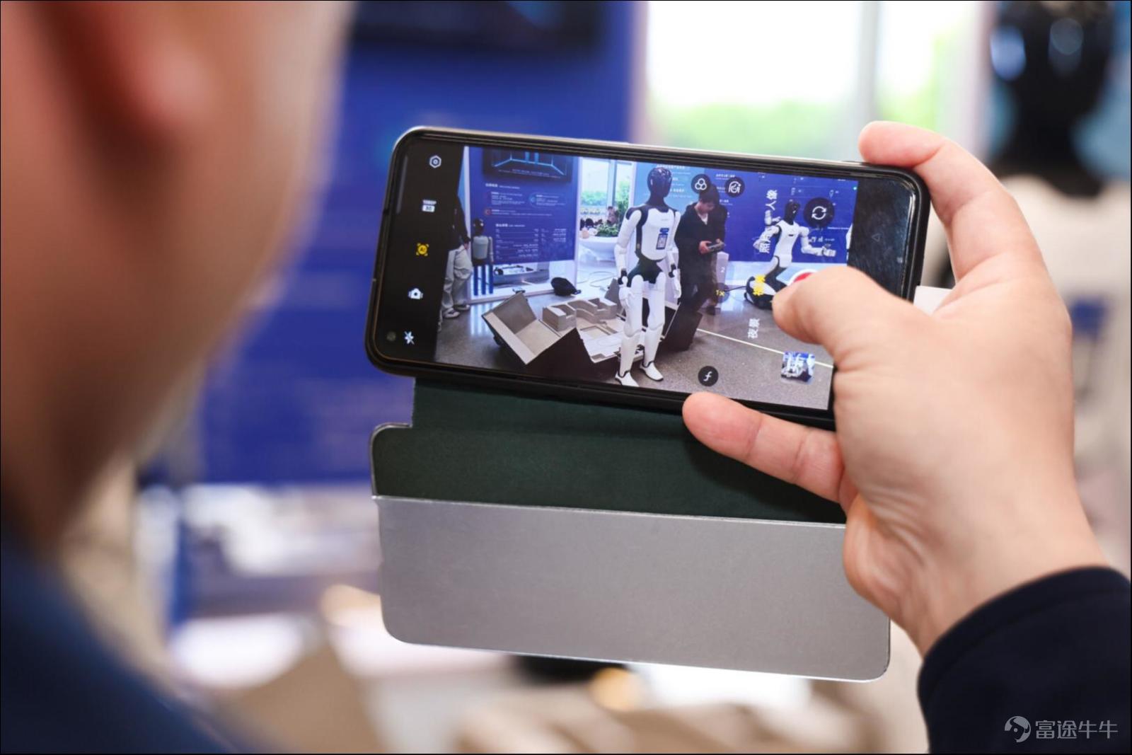 On April 17, 2026, at the Zhangjiang Auditorium in Shanghai. More than 2,500 partners from over 30 countries and regions gathered here to witness an industry summit marking the beginning of a new era of productivity in embodied intelligence. At the 2026 Zhiyuan Partners Conference (APC 2026), Deng Taihua, founder, chairman, and CEO of Zhiyuan, unveiled the XYZ curve and productivity framework for the embodied intelligence industry, systematically outlining the evolution path from development to deployment. Simultaneously, four new core products, six AI models, and seven productivity solutions were showcased, officially revealing the AIMA (AI Machine Architecture) full-stack ecosystem technology system.  '2026 is the inaugural year of the deployment era, marking embodied intelligence's transition from 'being able to move' to 'knowing how to work.'RoboticsWhen it can independently perform tasks and create value on its own, it becomes true productivity in the physical AI world. From 'One Body, Three Intelligences' to Seven Productivity Solutions 'Only by achieving One Body, Three Intelligences can robots become like humans—not only physically capable but also mentally agile; not only articulate but also efficient at performing tasks.' Deng Taihua highlighted the core of Zhiyuan's product strategy at the start of his speech.  The term 'One Body, Three Intelligences' refers to 'One Body,' meaning stable, reliable, high-ceiling, low...