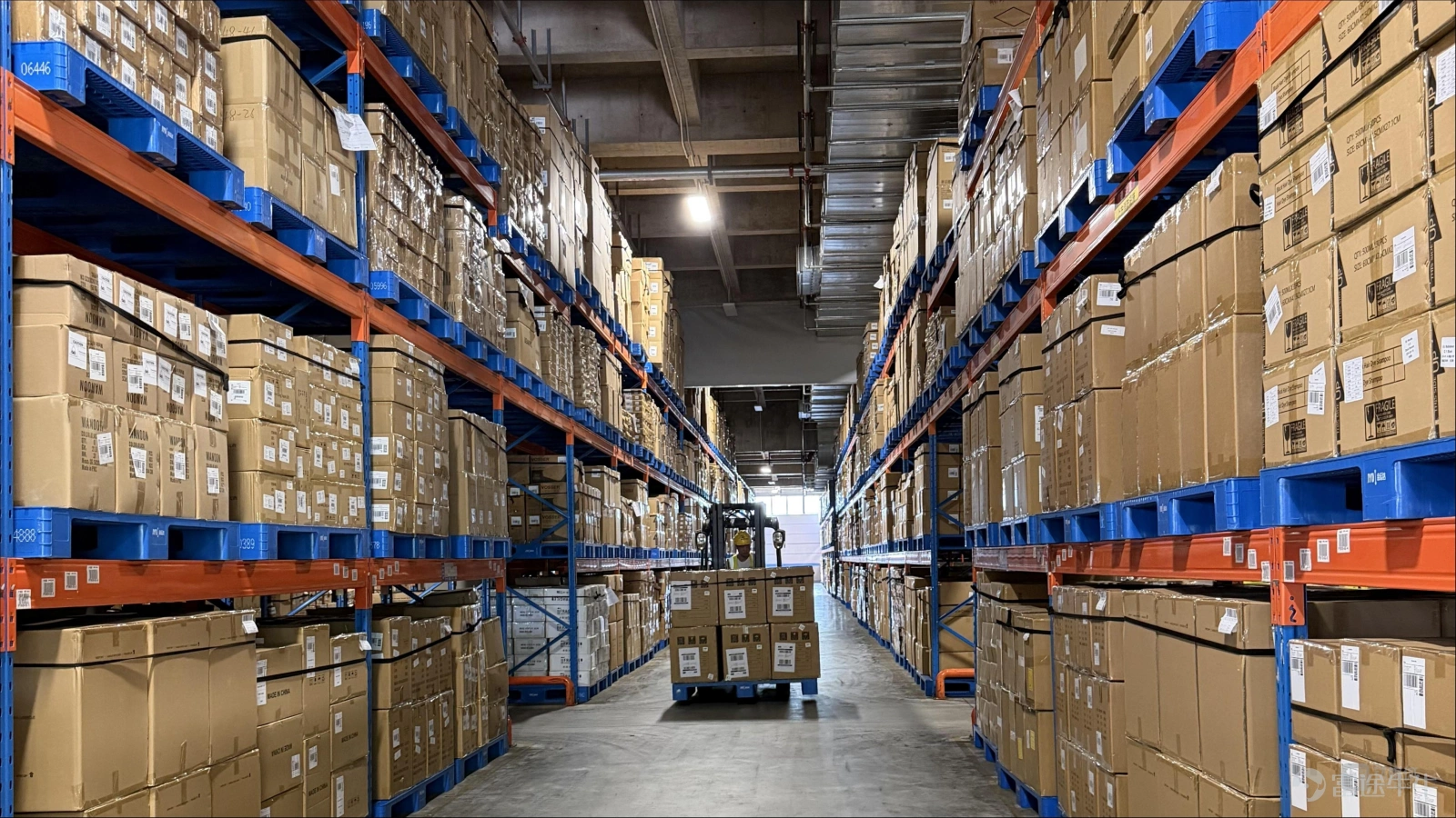 On April 15, Amazon's Global Smart Hub Warehouse (GWD) officially opened to Chinese merchants, unleashing a wave of contrasting reactions within the cross-border ecosystem. Chen Junbin, founder of Shenzhen Lightning Technology, could not hide his anticipation: 'With GWD, our customs clearance is no longer bottlenecked. We look forward to its rapid expansion to Amazon Europe and Japan, allowing small and medium-sized businesses like ours to test market responses at lower costs.' However, the freight forwarding community is filled with lamentations. Zhou Chen, general manager of a freight forwarding company, remarked to Going Global Reference: 'The official opening of GWD means Amazon is taking both the meat and the broth, leaving very little room for third parties.' It’s not just Zhou Chen; many freight forwarders and cross-border first-mile service providers are feeling this survival crisis. 'FBA first-mile companies need to figure out how to survive,' said Lin Ruijie, head of another freight forwarding company. As the leading global cross-border e-commerce giant, every move by Amazon sends ripples through the industry ecosystem. The launch of GWD services is rewriting the cross-border logistics chain, with sellers and the platform reaping the benefits, while freight forwarders are being pushed to the brink. Sellers welcome“efficiency dividends”operational relief under compliant customs clearance GWD is a one-stop bulk warehousing and distribution service established by Amazon at the source of goods (currently operational only in Shenzhen, China). Merchants send their goods directly from domestic factories to Amazon's GWD warehouse. Afterward, GWD takes care of customs clearance, sea and air freight, and inventory allocation before entering the global...