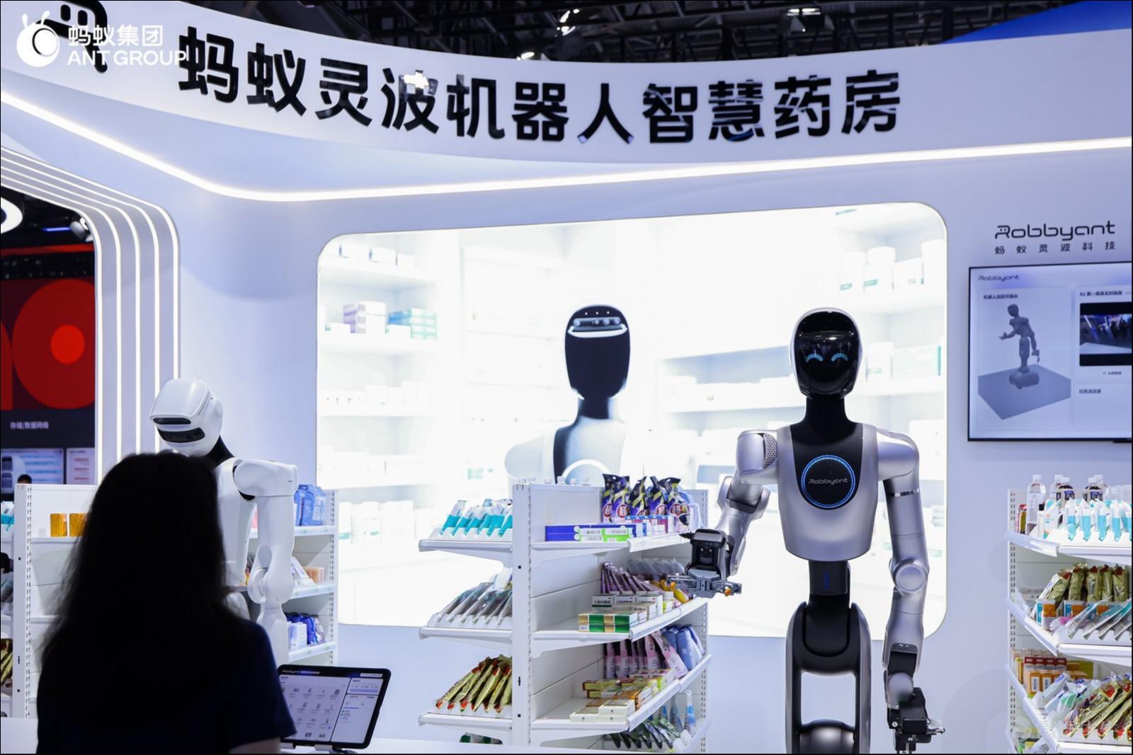 AI，正在從聊天升級到幹活。 這就是我們探完2026年WAIC展會第一天之後，最直觀的感受。 這是一年一度中國AI領域最重要的盛會，沒有之一。無論是規模還是規格上，今年的大會都相比以往都展現出更高的水準——聯動12個國家部委、8個國家級重點實驗室、十餘個國際組織，邀請9位圖靈獎、諾獎得主參會，在世博、張江、西岸三地四館聯動，總計10萬平方米展覽面積、300餘款全球首發新品，覆蓋了國產算力、自主大模型、行業智能體、具身智能和機器人、消費級AI終端等領域。 我們第一時間逛遍展會，帶來首日的新鮮視角。 今年的展館，能明顯感覺到一個主題貫穿始終：AI真正從能聊天進化爲能幹活了。無論是互聯網大廠從算力到應用的全棧佈局，還是大模型企業和機器人公司的突破，以及各產業客戶標杆的展示，大家都在強調把技術塞進真實的生產和生活裏。如今，AI技術創新進入到群體性突破，AI產業創新也進入到前所未有的活躍期。 在世博中心展區，分爲H1、H2、H3、H4四大展館，分別是應用、算力、機器人和具身智能、AI創業項目。這裏聚集着華爲、阿里、騰訊、百度、京東等科技大廠，...