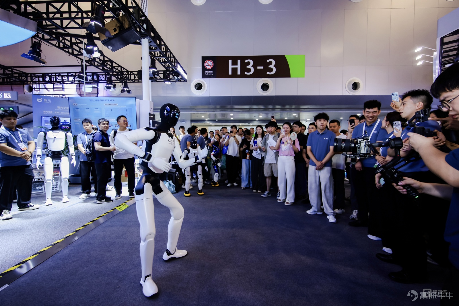 AI，正在從聊天升級到幹活。 這就是我們探完2026年WAIC展會第一天之後，最直觀的感受。 這是一年一度中國AI領域最重要的盛會，沒有之一。無論是規模還是規格上，今年的大會都相比以往都展現出更高的水準——聯動12個國家部委、8個國家級重點實驗室、十餘個國際組織，邀請9位圖靈獎、諾獎得主參會，在世博、張江、西岸三地四館聯動，總計10萬平方米展覽面積、300餘款全球首發新品，覆蓋了國產算力、自主大模型、行業智能體、具身智能和機器人、消費級AI終端等領域。 我們第一時間逛遍展會，帶來首日的新鮮視角。 今年的展館，能明顯感覺到一個主題貫穿始終：AI真正從能聊天進化爲能幹活了。無論是互聯網大廠從算力到應用的全棧佈局，還是大模型企業和機器人公司的突破，以及各產業客戶標杆的展示，大家都在強調把技術塞進真實的生產和生活裏。如今，AI技術創新進入到群體性突破，AI產業創新也進入到前所未有的活躍期。 在世博中心展區，分爲H1、H2、H3、H4四大展館，分別是應用、算力、機器人和具身智能、AI創業項目。這裏聚集着華爲、阿里、騰訊、百度、京東等科技大廠，...