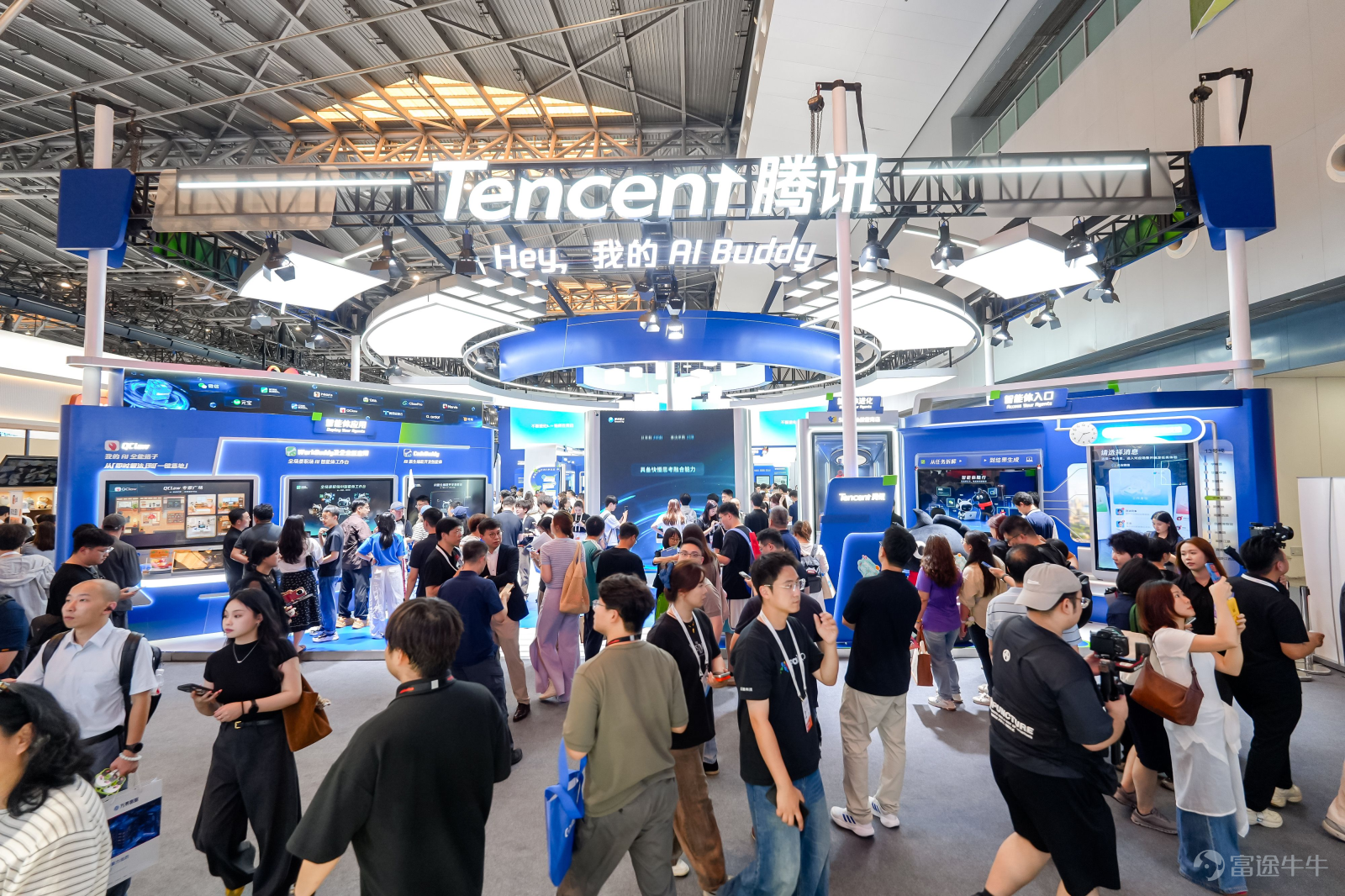 AI，正在從聊天升級到幹活。 這就是我們探完2026年WAIC展會第一天之後，最直觀的感受。 這是一年一度中國AI領域最重要的盛會，沒有之一。無論是規模還是規格上，今年的大會都相比以往都展現出更高的水準——聯動12個國家部委、8個國家級重點實驗室、十餘個國際組織，邀請9位圖靈獎、諾獎得主參會，在世博、張江、西岸三地四館聯動，總計10萬平方米展覽面積、300餘款全球首發新品，覆蓋了國產算力、自主大模型、行業智能體、具身智能和機器人、消費級AI終端等領域。 我們第一時間逛遍展會，帶來首日的新鮮視角。 今年的展館，能明顯感覺到一個主題貫穿始終：AI真正從能聊天進化爲能幹活了。無論是互聯網大廠從算力到應用的全棧佈局，還是大模型企業和機器人公司的突破，以及各產業客戶標杆的展示，大家都在強調把技術塞進真實的生產和生活裏。如今，AI技術創新進入到群體性突破，AI產業創新也進入到前所未有的活躍期。 在世博中心展區，分爲H1、H2、H3、H4四大展館，分別是應用、算力、機器人和具身智能、AI創業項目。這裏聚集着華爲、阿里、騰訊、百度、京東等科技大廠，...