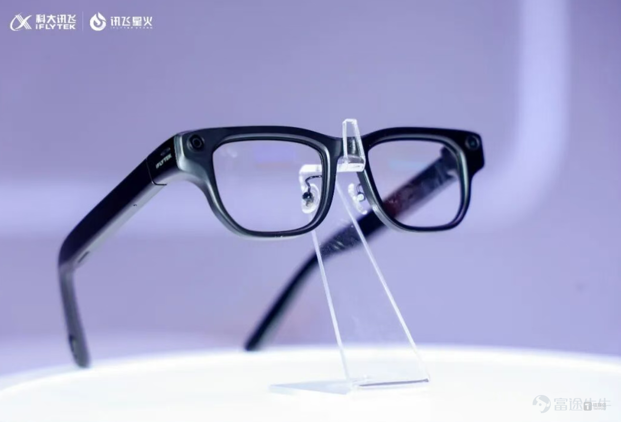 AI，正在從聊天升級到幹活。 這就是我們探完2026年WAIC展會第一天之後，最直觀的感受。 這是一年一度中國AI領域最重要的盛會，沒有之一。無論是規模還是規格上，今年的大會都相比以往都展現出更高的水準——聯動12個國家部委、8個國家級重點實驗室、十餘個國際組織，邀請9位圖靈獎、諾獎得主參會，在世博、張江、西岸三地四館聯動，總計10萬平方米展覽面積、300餘款全球首發新品，覆蓋了國產算力、自主大模型、行業智能體、具身智能和機器人、消費級AI終端等領域。 我們第一時間逛遍展會，帶來首日的新鮮視角。 今年的展館，能明顯感覺到一個主題貫穿始終：AI真正從能聊天進化爲能幹活了。無論是互聯網大廠從算力到應用的全棧佈局，還是大模型企業和機器人公司的突破，以及各產業客戶標杆的展示，大家都在強調把技術塞進真實的生產和生活裏。如今，AI技術創新進入到群體性突破，AI產業創新也進入到前所未有的活躍期。 在世博中心展區，分爲H1、H2、H3、H4四大展館，分別是應用、算力、機器人和具身智能、AI創業項目。這裏聚集着華爲、阿里、騰訊、百度、京東等科技大廠，...