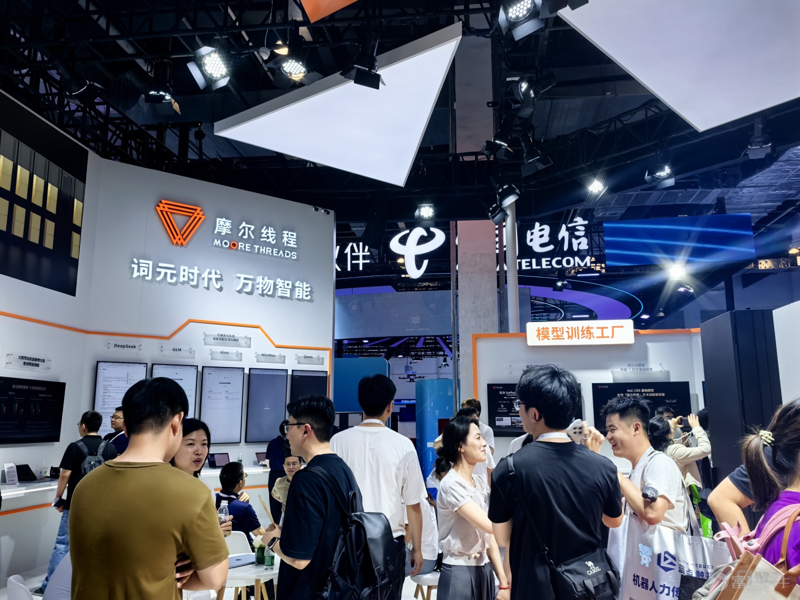 AI，正在從聊天升級到幹活。 這就是我們探完2026年WAIC展會第一天之後，最直觀的感受。 這是一年一度中國AI領域最重要的盛會，沒有之一。無論是規模還是規格上，今年的大會都相比以往都展現出更高的水準——聯動12個國家部委、8個國家級重點實驗室、十餘個國際組織，邀請9位圖靈獎、諾獎得主參會，在世博、張江、西岸三地四館聯動，總計10萬平方米展覽面積、300餘款全球首發新品，覆蓋了國產算力、自主大模型、行業智能體、具身智能和機器人、消費級AI終端等領域。 我們第一時間逛遍展會，帶來首日的新鮮視角。 今年的展館，能明顯感覺到一個主題貫穿始終：AI真正從能聊天進化爲能幹活了。無論是互聯網大廠從算力到應用的全棧佈局，還是大模型企業和機器人公司的突破，以及各產業客戶標杆的展示，大家都在強調把技術塞進真實的生產和生活裏。如今，AI技術創新進入到群體性突破，AI產業創新也進入到前所未有的活躍期。 在世博中心展區，分爲H1、H2、H3、H4四大展館，分別是應用、算力、機器人和具身智能、AI創業項目。這裏聚集着華爲、阿里、騰訊、百度、京東等科技大廠，...