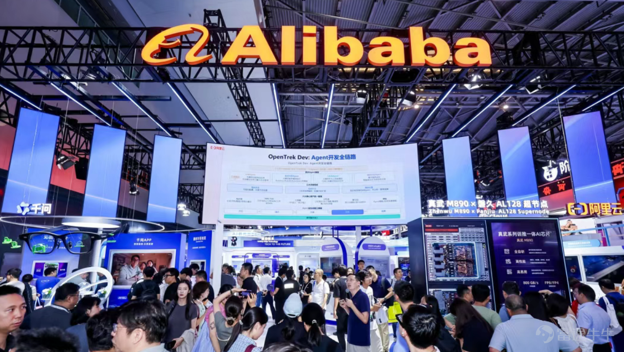 AI，正在從聊天升級到幹活。 這就是我們探完2026年WAIC展會第一天之後，最直觀的感受。 這是一年一度中國AI領域最重要的盛會，沒有之一。無論是規模還是規格上，今年的大會都相比以往都展現出更高的水準——聯動12個國家部委、8個國家級重點實驗室、十餘個國際組織，邀請9位圖靈獎、諾獎得主參會，在世博、張江、西岸三地四館聯動，總計10萬平方米展覽面積、300餘款全球首發新品，覆蓋了國產算力、自主大模型、行業智能體、具身智能和機器人、消費級AI終端等領域。 我們第一時間逛遍展會，帶來首日的新鮮視角。 今年的展館，能明顯感覺到一個主題貫穿始終：AI真正從能聊天進化爲能幹活了。無論是互聯網大廠從算力到應用的全棧佈局，還是大模型企業和機器人公司的突破，以及各產業客戶標杆的展示，大家都在強調把技術塞進真實的生產和生活裏。如今，AI技術創新進入到群體性突破，AI產業創新也進入到前所未有的活躍期。 在世博中心展區，分爲H1、H2、H3、H4四大展館，分別是應用、算力、機器人和具身智能、AI創業項目。這裏聚集着華爲、阿里、騰訊、百度、京東等科技大廠，...
