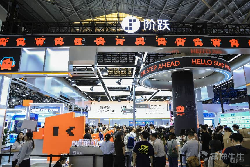 AI，正在從聊天升級到幹活。 這就是我們探完2026年WAIC展會第一天之後，最直觀的感受。 這是一年一度中國AI領域最重要的盛會，沒有之一。無論是規模還是規格上，今年的大會都相比以往都展現出更高的水準——聯動12個國家部委、8個國家級重點實驗室、十餘個國際組織，邀請9位圖靈獎、諾獎得主參會，在世博、張江、西岸三地四館聯動，總計10萬平方米展覽面積、300餘款全球首發新品，覆蓋了國產算力、自主大模型、行業智能體、具身智能和機器人、消費級AI終端等領域。 我們第一時間逛遍展會，帶來首日的新鮮視角。 今年的展館，能明顯感覺到一個主題貫穿始終：AI真正從能聊天進化爲能幹活了。無論是互聯網大廠從算力到應用的全棧佈局，還是大模型企業和機器人公司的突破，以及各產業客戶標杆的展示，大家都在強調把技術塞進真實的生產和生活裏。如今，AI技術創新進入到群體性突破，AI產業創新也進入到前所未有的活躍期。 在世博中心展區，分爲H1、H2、H3、H4四大展館，分別是應用、算力、機器人和具身智能、AI創業項目。這裏聚集着華爲、阿里、騰訊、百度、京東等科技大廠，...
