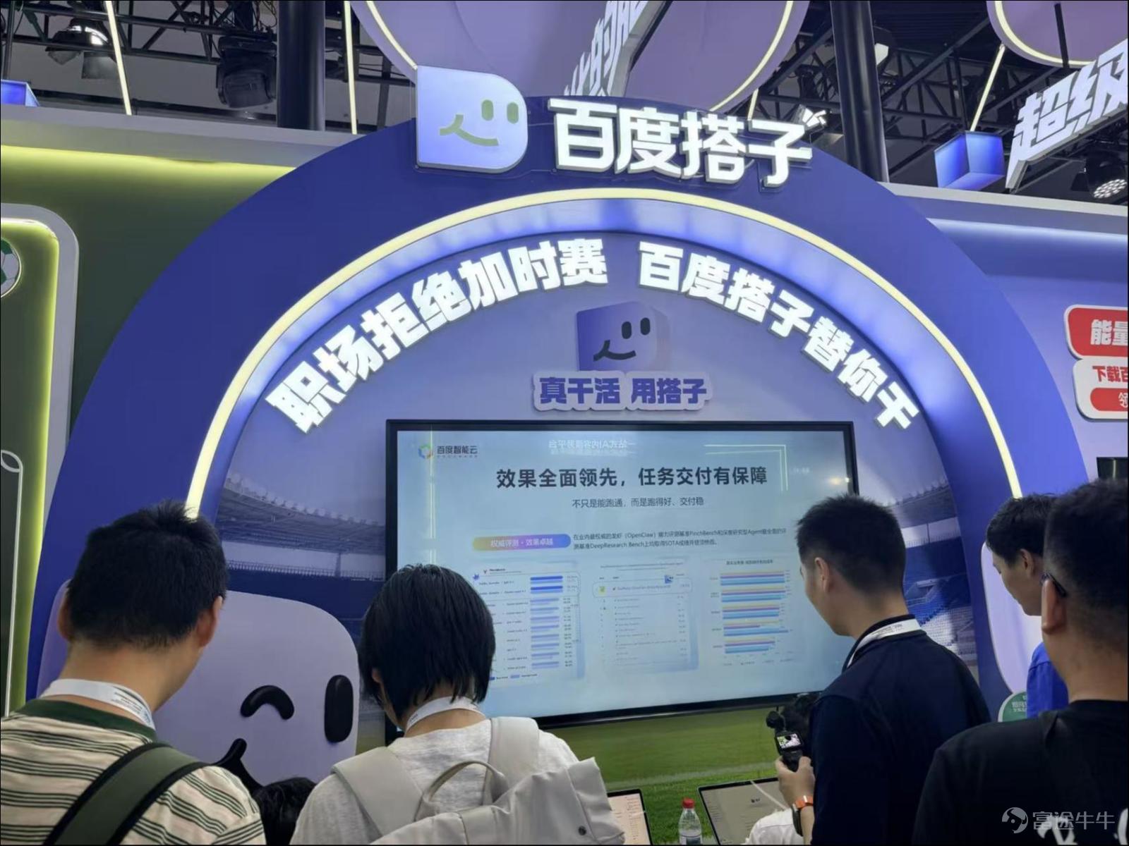 AI，正在從聊天升級到幹活。 這就是我們探完2026年WAIC展會第一天之後，最直觀的感受。 這是一年一度中國AI領域最重要的盛會，沒有之一。無論是規模還是規格上，今年的大會都相比以往都展現出更高的水準——聯動12個國家部委、8個國家級重點實驗室、十餘個國際組織，邀請9位圖靈獎、諾獎得主參會，在世博、張江、西岸三地四館聯動，總計10萬平方米展覽面積、300餘款全球首發新品，覆蓋了國產算力、自主大模型、行業智能體、具身智能和機器人、消費級AI終端等領域。 我們第一時間逛遍展會，帶來首日的新鮮視角。 今年的展館，能明顯感覺到一個主題貫穿始終：AI真正從能聊天進化爲能幹活了。無論是互聯網大廠從算力到應用的全棧佈局，還是大模型企業和機器人公司的突破，以及各產業客戶標杆的展示，大家都在強調把技術塞進真實的生產和生活裏。如今，AI技術創新進入到群體性突破，AI產業創新也進入到前所未有的活躍期。 在世博中心展區，分爲H1、H2、H3、H4四大展館，分別是應用、算力、機器人和具身智能、AI創業項目。這裏聚集着華爲、阿里、騰訊、百度、京東等科技大廠，...