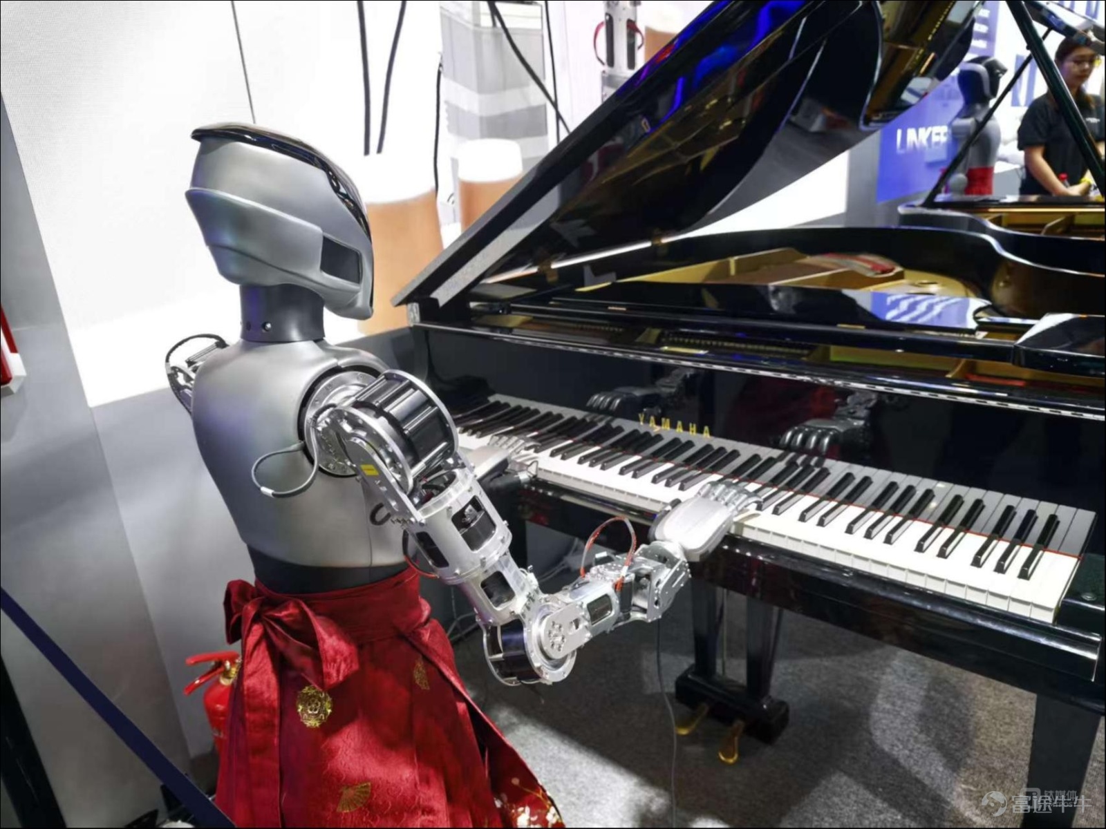 AI，正在從聊天升級到幹活。 這就是我們探完2026年WAIC展會第一天之後，最直觀的感受。 這是一年一度中國AI領域最重要的盛會，沒有之一。無論是規模還是規格上，今年的大會都相比以往都展現出更高的水準——聯動12個國家部委、8個國家級重點實驗室、十餘個國際組織，邀請9位圖靈獎、諾獎得主參會，在世博、張江、西岸三地四館聯動，總計10萬平方米展覽面積、300餘款全球首發新品，覆蓋了國產算力、自主大模型、行業智能體、具身智能和機器人、消費級AI終端等領域。 我們第一時間逛遍展會，帶來首日的新鮮視角。 今年的展館，能明顯感覺到一個主題貫穿始終：AI真正從能聊天進化爲能幹活了。無論是互聯網大廠從算力到應用的全棧佈局，還是大模型企業和機器人公司的突破，以及各產業客戶標杆的展示，大家都在強調把技術塞進真實的生產和生活裏。如今，AI技術創新進入到群體性突破，AI產業創新也進入到前所未有的活躍期。 在世博中心展區，分爲H1、H2、H3、H4四大展館，分別是應用、算力、機器人和具身智能、AI創業項目。這裏聚集着華爲、阿里、騰訊、百度、京東等科技大廠，...