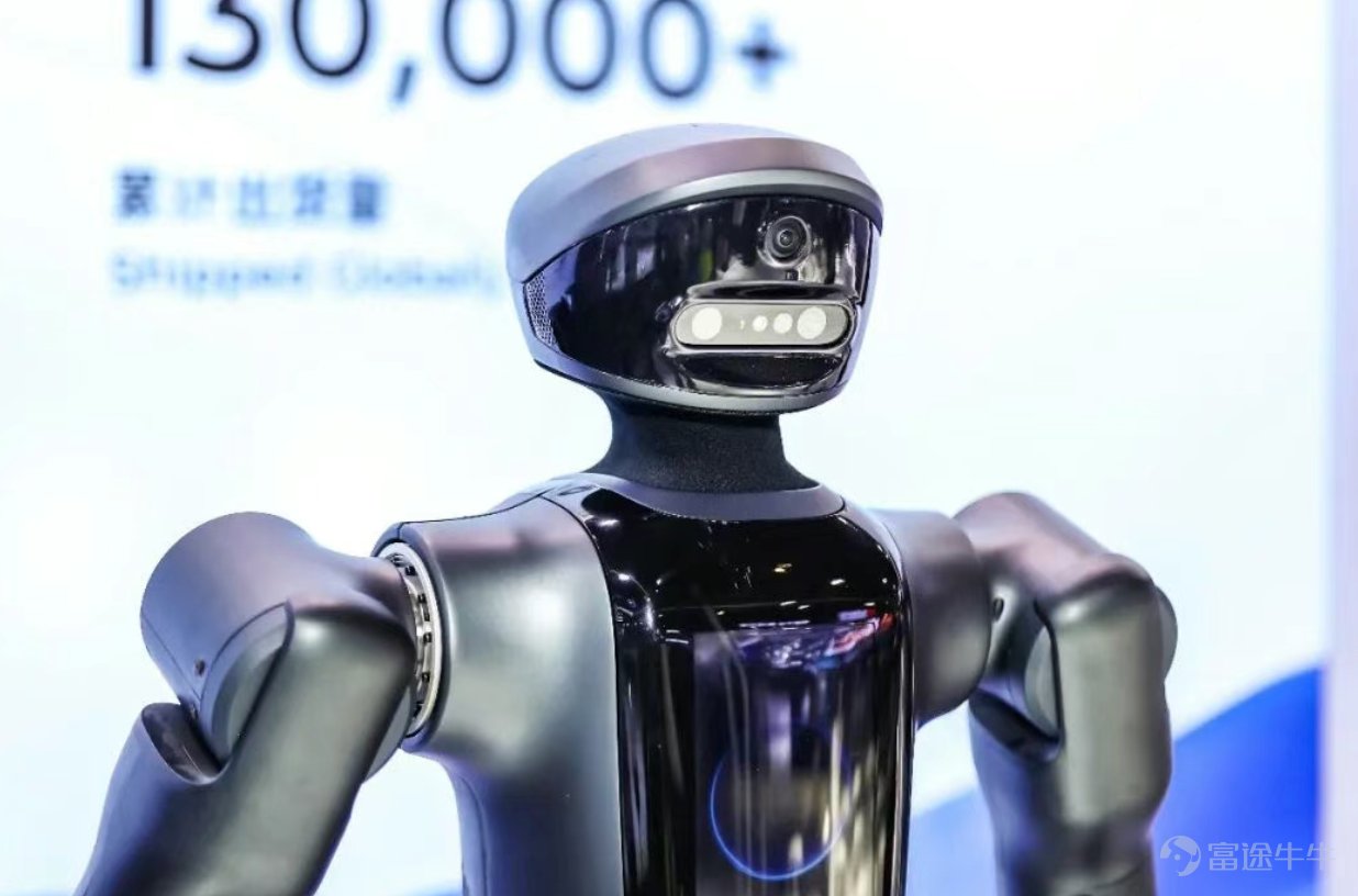 AI，正在從聊天升級到幹活。 這就是我們探完2026年WAIC展會第一天之後，最直觀的感受。 這是一年一度中國AI領域最重要的盛會，沒有之一。無論是規模還是規格上，今年的大會都相比以往都展現出更高的水準——聯動12個國家部委、8個國家級重點實驗室、十餘個國際組織，邀請9位圖靈獎、諾獎得主參會，在世博、張江、西岸三地四館聯動，總計10萬平方米展覽面積、300餘款全球首發新品，覆蓋了國產算力、自主大模型、行業智能體、具身智能和機器人、消費級AI終端等領域。 我們第一時間逛遍展會，帶來首日的新鮮視角。 今年的展館，能明顯感覺到一個主題貫穿始終：AI真正從能聊天進化爲能幹活了。無論是互聯網大廠從算力到應用的全棧佈局，還是大模型企業和機器人公司的突破，以及各產業客戶標杆的展示，大家都在強調把技術塞進真實的生產和生活裏。如今，AI技術創新進入到群體性突破，AI產業創新也進入到前所未有的活躍期。 在世博中心展區，分爲H1、H2、H3、H4四大展館，分別是應用、算力、機器人和具身智能、AI創業項目。這裏聚集着華爲、阿里、騰訊、百度、京東等科技大廠，...