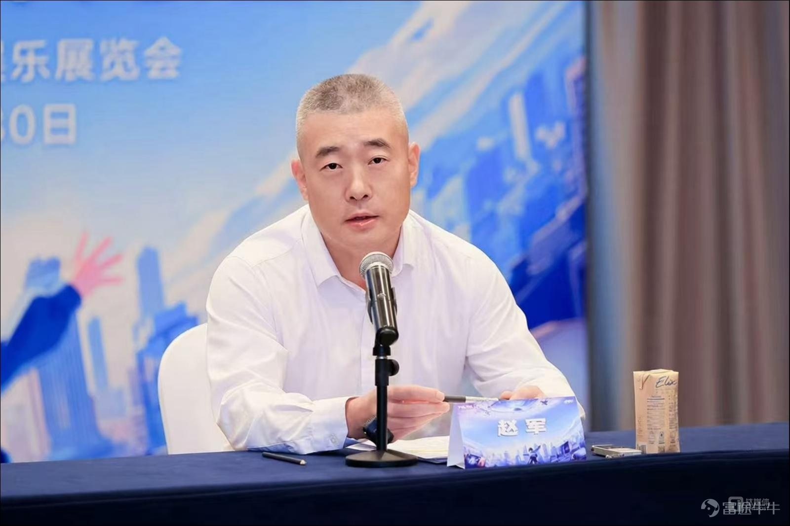 電競顯示產業，正在迎來一次競爭邏輯的切換。 過去幾年，行業的關鍵詞是「參數競賽」。但當參數不斷突破之後，一個新的問題也開始浮現，用戶的感知並沒有同步提升。 越來越多的消費者發現，面對琳琅滿目的參數，他們反而不知道如何選擇；越來越多的廠商發現，單純堆砌參數，已經越來越難建立真正的產品差異；而整個行業也開始意識到，僅靠幾個孤立指標，已經無法完整描述一塊電競屏的真實價值。 2026年ChinaJoy期間，《TÜV萊茵原生電競高性能顯示標準》的發佈，成了行業從「參數領先」走向「體驗領先」，並進一步邁向「體驗標準化」的分水嶺。 當技術進入深水區，真正決定競爭力的，不再是實驗室裏的單項指標，而是用戶能夠真實感知的體驗。 撕掉「舊標籤」 電競顯示的發展史，本質上是一個技術指標不斷突破的過程。 參數競爭，曾經是推動電競顯示產業快速發展的重要動力。但技術的發展，存在階段性規律，參數內卷，不等於體驗升級，很多品牌成了「參數的縫合怪」。 「不同品牌都針對刷新率來推動產品，大家覺得越高越好，但電競體驗不只是刷新率。」聯想集團副總裁、全球顯示業務總經理George...