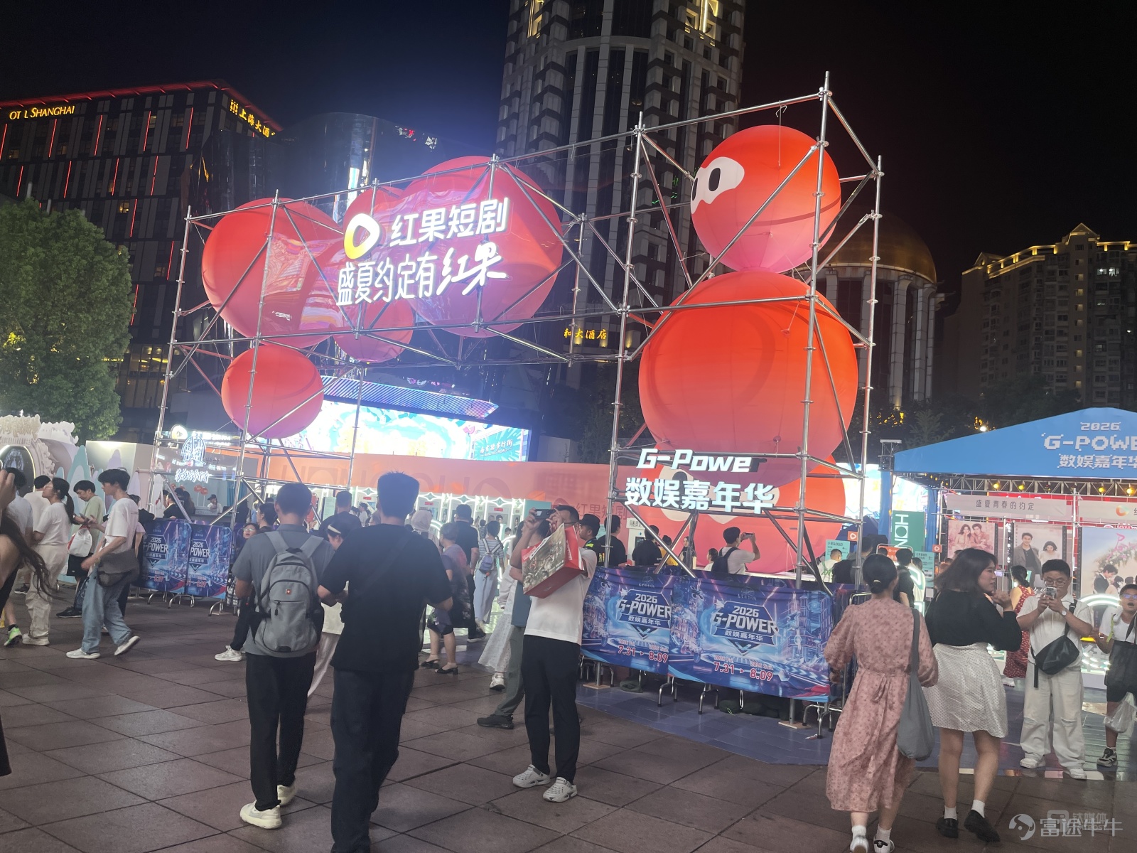 圖片由AI生成 字節跳動最近內部連着兩次舉辦高規格全員會議。 一次是7月底，創始人張一鳴出現在Seed團隊全員大會上，這是AI大模型到來之後，他罕見的公開露面與發聲；一次是8月初，CEO。 兩次反常態的舉措，無不透露出這家估值在全球僅次於Anthropic和OpenAI的獨角獸，急切地想通過更直接的溝通來統一思想和明確方向。 高管們集體釋放的核心信號是，AI是公司的長期戰略重心，以及All in to B 生產力賽道，展露出了字節從C端流量巨頭轉身成爲企業AI服務商的決心。 然而，內部口號與對外現實的世界落地，卻呈現了一種令人費解的反差。 就在剛過去的盛夏，在上海舉辦的全國的頂級的展會，照見了字節跳動AI戰略最真實的分裂面相。 在國內最重要的to B與產業AI的公共舞臺WAIC，字節跳動繼續選擇放棄獨立官方展臺，僅以第三方合作露出的方式（豆包手機）微弱在場。 就在大家以爲字節全面「降本增效」，減少PR和營銷敘事減少線下展會佈局的時候，7月底，我們在ChinaJoy上看到了這家公司的火力全開。 在ChinaJoy 2026的BTOC展館，...