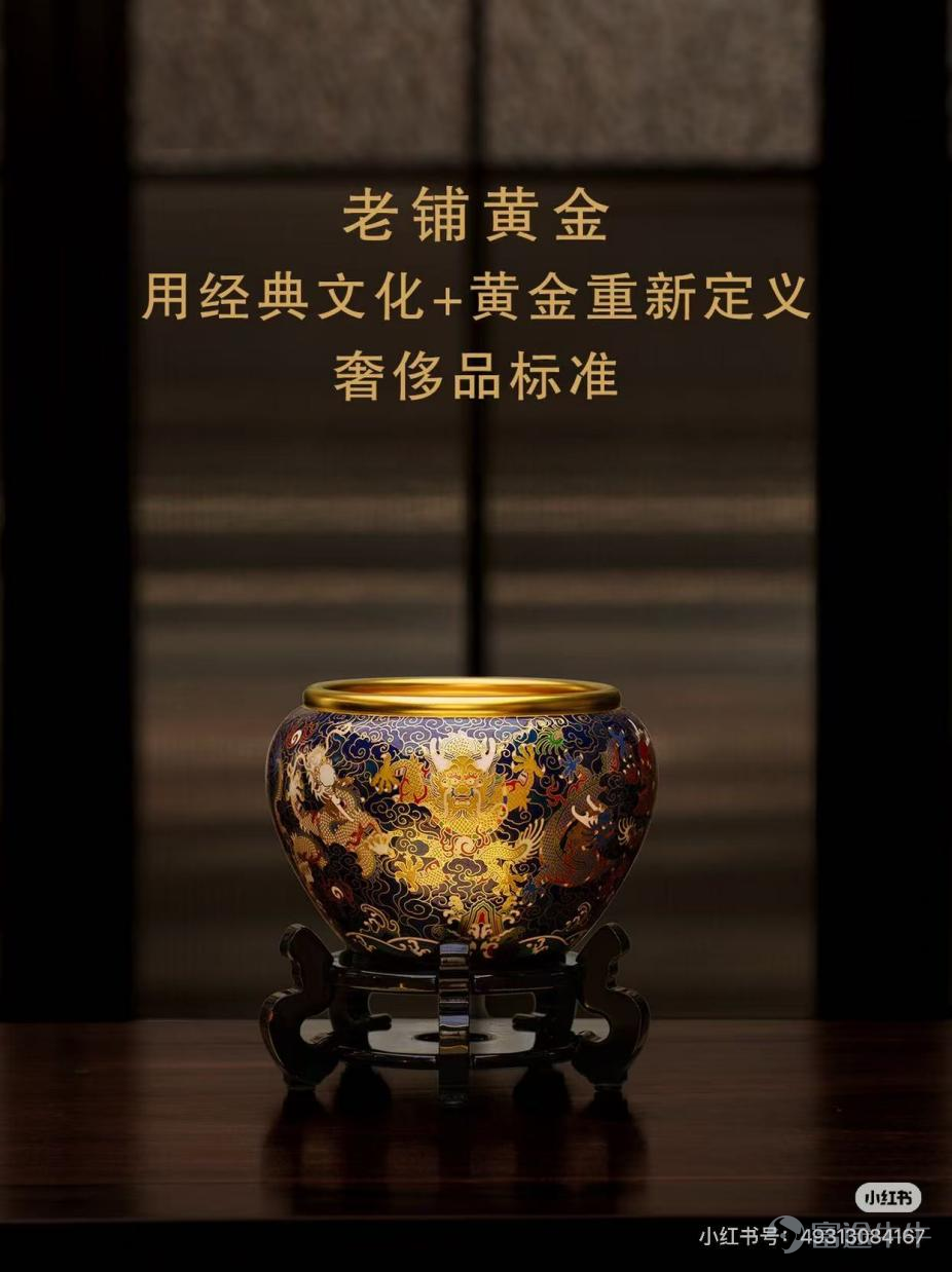 （本文作者爲 窄播，鈦媒體經授權發佈）  文  | 窄播，作者 | 林   之（香港），監製 | 邵樂樂（上海） 去年還在被資本市場追捧的港股「新消費四姐妹」，今年集體進入估值調整期。2026年1—7月，老鋪黃金、蜜雪集團股價分別回落46.2%、44.7%；毛戈平、泡泡瑪特分別回落27%、11.8%。相比2025年大漲甚至翻倍的行情，市場對它們的定價邏輯正在發生變化。  股價調整的同時，四家公司的業績增速也在從高基數回歸更常態的水平。老鋪黃金率先發布盈利預告：2026年上半年收入預計同比增長60%—66%，淨利潤預計同比增長83%—85%。這樣的增速依然可觀，但較2025年收入增長221%、淨利潤增長230.5%的高增長階段有所放緩。 這並不等於新消費公司的生意突然失速了。儘管相較於自身歷史業績，「新消費四姐妹」今年業績增速已明顯下臺階，但橫向對比看，整體經營表現仍優於多數同業。 企業經營仍有韌性，但股價先調整了。原因並不複雜：去年市場給了它們很高的增長預期，今年則開始看實際業績能否跟上。未來空間仍在，只是需要新的經營數據來支撐。 2025年的高估值，既來自當時的...