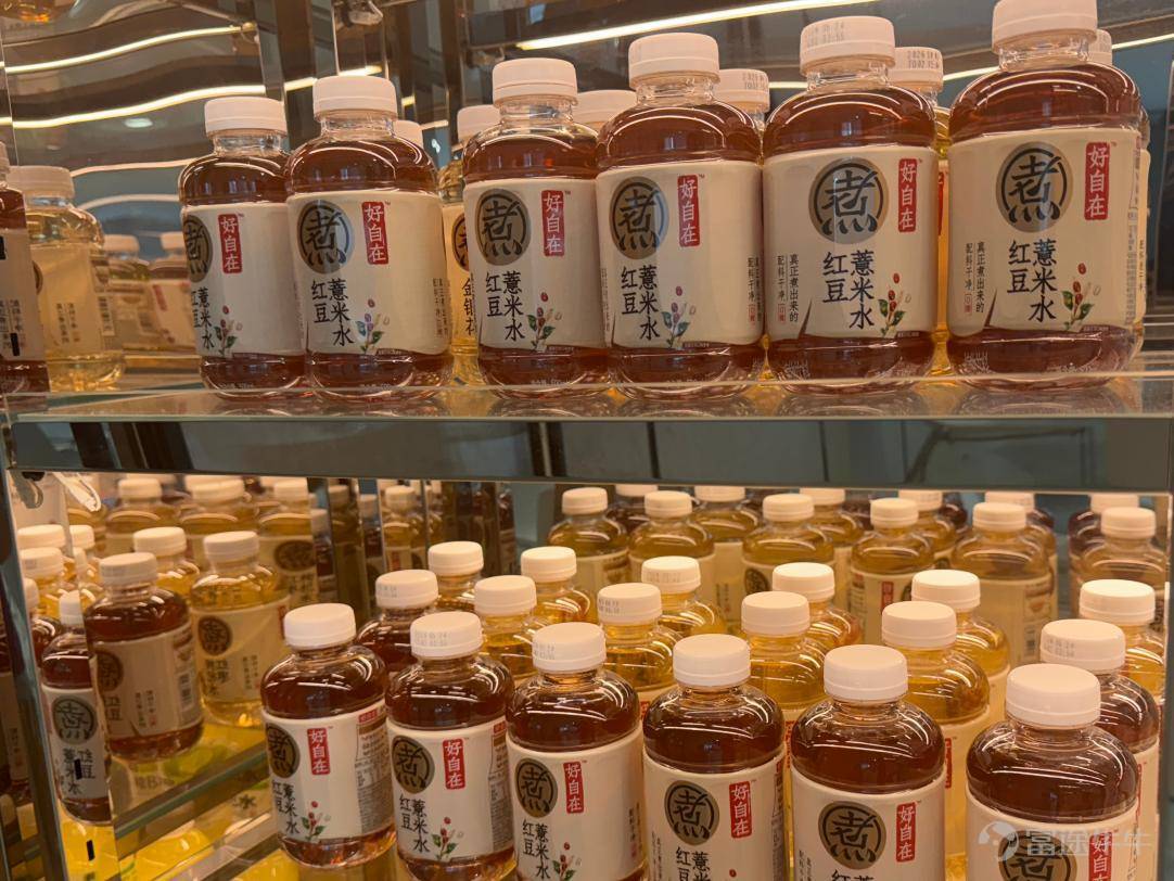 $農夫山泉 (09633.HK)$$康師傅控股 (00322.HK)$ 無糖茶用了十年，完成了中國飲料市場最徹底的一場「去糖化」教育，市場規模突破600億。但當「0糖0卡」成爲標配，消費者開始追問：除了不甜，這瓶水還能給我帶來什麼？ 中式養生水正在給出答案。前瞻產業研究院最新發布的《中國中式養生水行業發展趨勢洞察報告（2026）》顯示：這個賽道已從概念萌芽期邁入2.0品質競爭階段，市場規模較2022年躍升35倍，預計未來五年還將實現超6倍增長。元氣森林旗下的好自在，憑藉全產業鏈佈局，以超過50%的線上線下雙渠道份額斷層領先，成爲定義2.0時代的代表品牌。 從1.0到2.0：概念退潮，品質玩家開始洗牌 「健康中國」戰略深入推進，消費者對「零添加」「無糖」「功能性」飲品的需求持續攀升。中式養生水憑藉「輕養生」定位，迅速成爲飲料行業的新增長極。 不妨回顧一下養生水的歷程：2018年起，可漾、壽全齋等品牌率先探索，行業處於1.0概念萌芽期；2023-2024年，元氣森林好自在、好望水、伊利等品牌持續加碼；2025年，農夫山泉、康師傅、統一等傳...