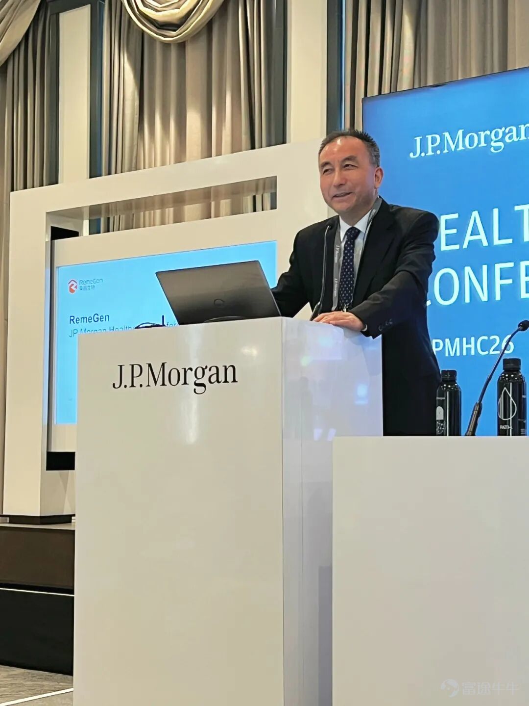 At 9:00 AM local time on January 15, at the 44th JPMorgan Healthcare Conference held in San Francisco, Rongchang Bio $REMEGEN (09995.HK)$$RemeGen Co., Ltd. (688331.SH)$CEO Dr. Jianmin Fang was invited to deliver a speech, systematically introducing the company's significant achievements over the past year in areas such as autoimmune diseases, oncology, and ophthalmology to investment institutions and industry representatives from around the globe. He also shared the outlook for 2026, highlighting advanced technology platforms with continuous innovation output capabilities, and clearly articulated the company’s future development strategy and global layout. This marks the 9th time Rongchang Bio has appeared on this international stage, which is regarded as a global benchmark for pharmaceutical innovation and capital trends. 【RC148】 Three Phase III Clinical Trials Approved by Regulatory Authorities in China and the US During the conference, Dr. Fang Jianmin disclosed the latest clinical trial progress of RC148. Following active and effective communication with regulatory authorities in China and the US, three Phase III clinical trials of RC148 have been approved: ● Phase III clinical trial of RC148 combined with chemotherapy for first-line treatment of squamous non-small cell lung cancer approved by CDE ● Phase III clinical trial of RC148 combined with chemotherapy for second-line treatment of non-small cell lung cancer approved by CDE and granted Breakthrough Therapy Designation by CDE ● RC148 joint化...