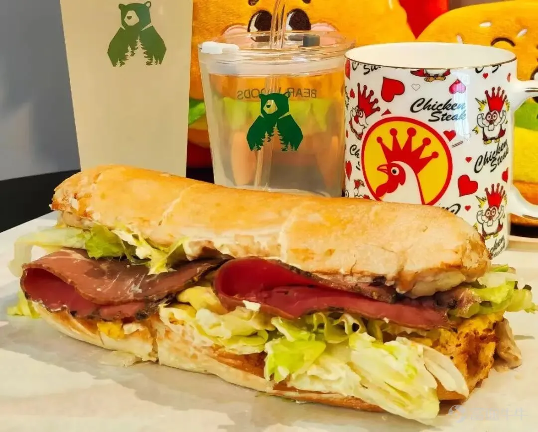 $Yum China (YUMC.US)$ 三明治,正在撕下“白人饭”标签。 本文由红餐网(ID:hongcan18)原创首发,作者:周沫;编辑:倩君。 “风很大的三明治终于开到公司楼下,但工作日中午要排队40分钟。” “该它卖68元一份,到底是谁发明的,吃过一次就忘不了。” 最近,一个名叫“CappuccetoRosso小红帽”(以下简称:小红帽)的三明治品牌热度高涨。 线上,网友安利、打卡小红帽三明治的帖子不少;线下,这个品牌去年底开始设立独立门店,在短短几个月内已经开到了北京、上海、南京等地,深圳店也在围挡中。 更魔幻的是,还没等品牌正式铺开独立门店,市面上已冒出大量“同款”:有网友发现7-Eleven便利店上架了名字高度相似的三明治,短视频平台充斥着“小红帽配方教程”,甚至有人冒充官方兜售原料、开设培训课。不少消费者压根不知道“小红帽”是个品牌,还以为是一种新品类。 把视线从单个品牌移开,整个三明治赛道的热度最近也在不断升高:赛百味正进入前所未有的扩张周期,年内计划新开超350家门店;还有肯德基旗下KPRO、巴黎贝甜、奈雪的茶、正新...