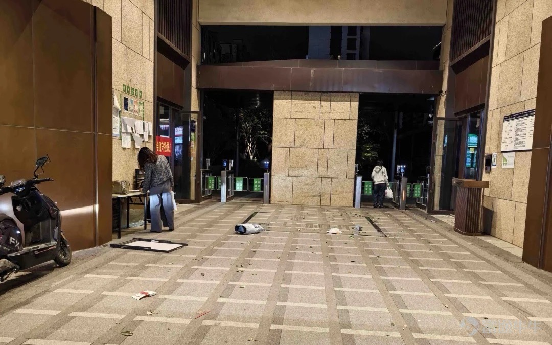 本文來源：時代財經 作者：梁爭譽 2269天過去，楊女士還留着那張物業費收據。這是她最後一次繳費，時間定格在2020年2月1日。 淡藍色的手寫字跡正在褪色。和字跡一同「消退」的，還有收據背後的東平苑。 由於社區代管難以替代專業服務，在沒有物業的六年裏，東平苑逐漸進入一種失序狀態——垃圾集中堆放在門口等待清運，樓道無人打掃，落葉越積越厚；門禁缺失，外來車輛隨意佔位。 東平苑在廣州番禺，是一個單位自建小區，共有三百多戶，2003年入夥。隨着原單位職工陸續賣房離開，管理主體退出，加上部分業主長期拖欠物業費，原物業公司最終因無法維持運營而撤場。 楊女士告訴時代財經，當時東平苑的物業費是0.68元/平方米/月。   楊女士保留至今的收據，受訪者供圖  東平苑的情況並非孤例。克而瑞數據顯示，2025年全國物業撤場項目達173個，其中主動撤出佔比64.7%。中指研究院的報告亦顯示，2024至2025年，TOP50物企在管項目主動撤場率同比增長37%，住宅項目佔比超過八成。 物業公司開始主動離場，甚至打破不退出關聯地產公司項...