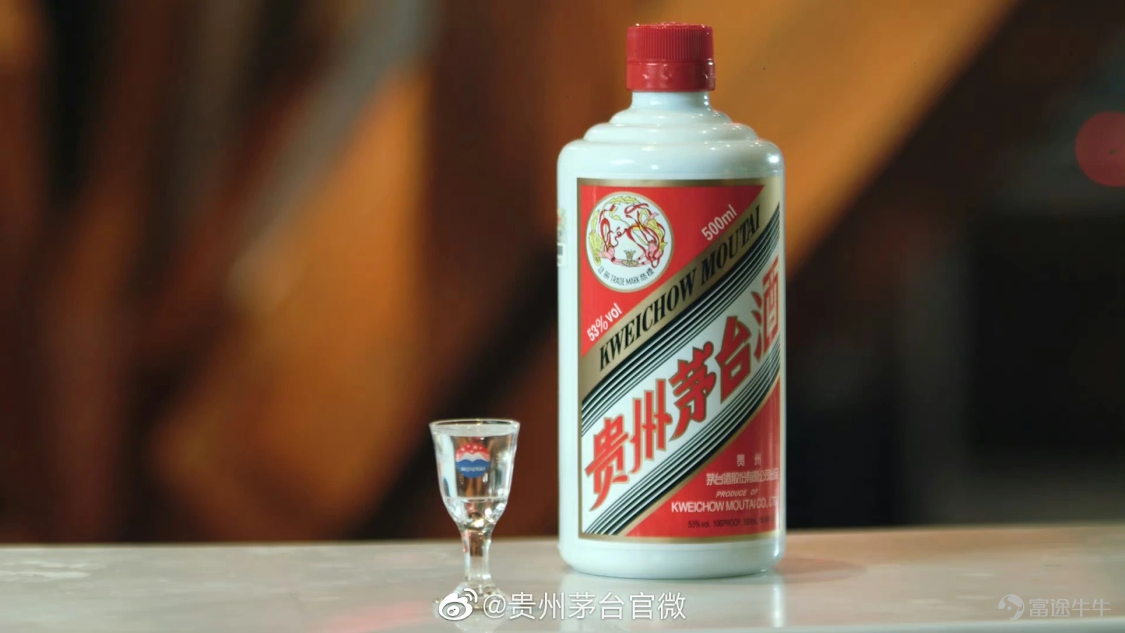 本文來源:時代財經 作者:林心林 貴州茅台陷入「增收不增利」局面。 圖源:貴州茅台官微 8月14日晚間,貴州茅台(600519.SH)公佈2026年上半年業績,期內實現營業收入907.03億元,同比增長1.47%;歸屬於上市公司股東的淨利潤445.17億元,同比下降1.95%;茅台酒基酒產量約4.1萬噸,系列酒基酒產量約3.1萬噸。 「在行業處在週期性和結構性調整的形勢下展現出較強的發展韌性,爲全年各項目標任務的達成打下了堅實基礎。」貴州茅台在業績中稱。今年,貴州茅台未披露2026年的業績增長目標,管理層更是多次提及堅持「不唯指標」論。 股東們仍在跑步進場。截至報告期末,貴州茅台普通股股東總數爲29.64萬戶,較一季度末增長近4萬戶。 直營收入佔比超57%,半年達519億元 相較一季度的反彈,二季度貴州茅台營收增速明顯放緩。近期多家上市酒企披露的業績預告亦顯示,至少7家酒企面臨利潤下滑或虧損。 貴州茅台在業績中指出,營收的增長主要來自期內銷量增加。 從產品來看,今年上半年,千億級酒類大單品茅台酒營收...