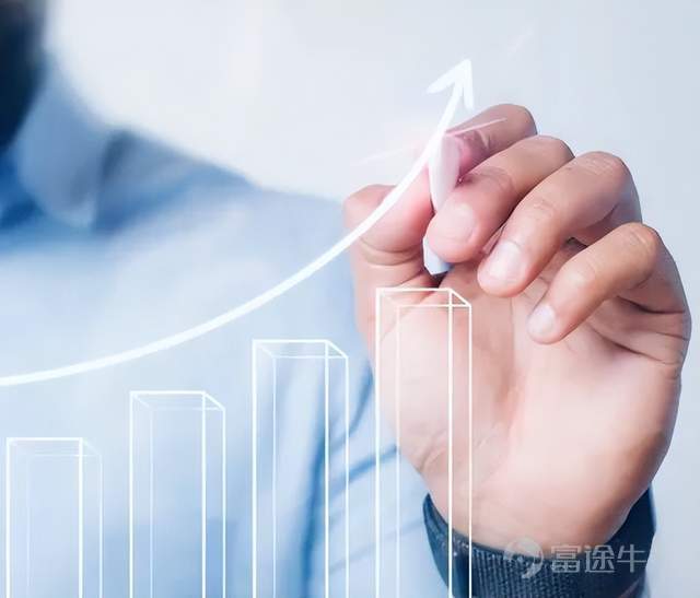 NVIDIA released its Q4 and full-year earnings report for the fiscal year 2026. Over the past 12 months, the company's net profit reached $120 billion. There are only a few companies that make tens of billions of dollars in profit in a year, such as Alphabet, Microsoft, Apple, and NVIDIA. The issue, however, is that almost no one has reached this level in such a short period—three years ago, NVIDIA’s profit was just $4.4 billion. In just 36 months, its profit scale grew nearly 30 times. Such a leap is rare in modern tech history. NVIDIA holds about 90% of the high-end AI chip market share, and these chips are the 'fuel' for global tech giants' frenzied data center expansions. Google, Amazon, Microsoft, and Meta collectively plan to spend over $500 billion this year on expanding AI computing power. It’s not hard to guess who the biggest beneficiary is. Of course, the market has started to become sensitive. Such massive investments have led Wall Street to question the sustainability of the AI boom, and NVIDIA’s stock price has flattened in recent months. However, the signal from this freshly released earnings report is clear: demand is still rising, and the AI train is far from hitting the brakes. 01. Easily surpassing expectations NVIDIA’s Q4 revenue (ending in January) increased by 73% year-over-year to $68.1 billion, with profits nearly doubling to about $43 billion, or $1.76 per share. In its core data center business, NVIDIA achieved revenue...