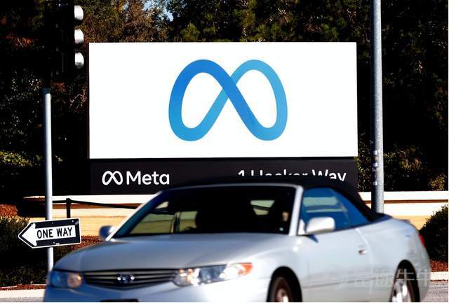 Meta released its earnings report, made money, saw rising expenses, and its stock price fell On April 29 local time, Meta delivered a rather impressive Q1 earnings report: revenue of $56.311 billion, up 33% year-over-year; net profit of $26.773 billion, up 61%; advertising revenue of $55.024 billion, up 33%. However, after the release of this report, Meta's after-hours stock price once dropped more than 6% The reason is simple: Meta has once again raised its capital expenditure forecast for 2026 Meta now expects its 2026 capital expenditures to be between $125 billion and $145 billion, up from the previously forecast range of $115 billion to $135 billion In other words, just one quarter later, the company has increased both the upper and lower bounds of its full-year expenditure by $10 billion each In its earnings report, Meta explained that this mainly reflects expectations of 'higher component prices' this year, followed by increased data center costs to support future capacity In plain English, it means: AI will continue to burn cash, chips, servers, and data centers are getting more expensive, and Meta can't wait until demand comes to build facilities — it needs to lay the groundwork in advance AI is helping Meta make money, but it's also helping Meta spend it First, let's talk about making money. Meta's core advertising business remains incredibly strong. In the first quarter, ad revenue from the family of apps reached $55.024 billion, a year-over-year increase of 33%. Ad impressions grew by 19% year-over-year, and...