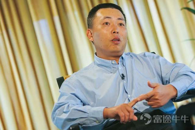 段永平一直以“不懂不投”著称。 他管理的H&H International Investment在2025年二季度已持有英伟达96.48万股,三季度降至59.78万股,减持约38%。 但随后,H&H开始快速放大英伟达仓位:2025年四季度持股增至723.71万股,环比增加1110.62%;最新披露的2026年一季度13F显示,英伟达持仓进一步升至1384.38万股,环比再增91.29%。 短短两个季度,持仓从59.78万股扩大到1384.38万股,约23倍。 截至2026年一季度末,英伟达持仓市值约24.14亿美元,占H&H 13F美股组合约12.07%,成为第三大重仓股。 还没完,13F文件还披露,2025年四季度,H&H还新建仓了三家AI产业链公司:CoreWeave(AI算力云服务商,29.99万股)、Credo Technology(光互连芯片,14.13万股)和Tempus AI(医疗AI,11万股),覆盖了算力、连接与应用三个节点。 到了2026年一季度,CoreWeave已被清仓,Credo增至75.12万股,Tempus AI降至2万股。 这说明一件事,...