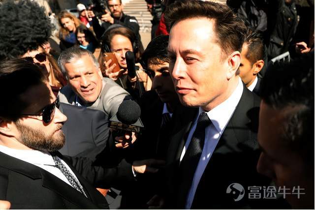 神神秘秘二十几年的SpaceX终于把账本交出来了! 当地时间5月20日下午,也就是北京时间今天凌晨,SpaceX向美国证券交易委员会提交了一份近400页的S-1注册声明,启动IPO申请,计划最早于6月12日上市。 这也是SpaceX第一次如此系统地把自己的业务和财务信息摆到公开市场面前。 仔细拜读之后,最惊人的居然是——这哪里还是一家新涉足了人工智能领域的火箭公司?这分明已经是一家拥有全球最佳火箭业务的人工智能公司。 01 这烧钱又美味的AI啊 先看这份IPO申请的亮点。 在SpaceX正式递交文件之前,外界其实已经知道,这家公司已经不再只是传统意义上的航天公司。xAI和X被纳入SpaceX体系,Anthropic与SpaceX之间的大额算力合作,也已经提前把“AI”纳入SpaceX的叙事之中。 但真正看到这份S-1注册声明时,不难发现AI在其中的分量仍然超出了普通意义上的“新增业务”。 S-1注册声明里,SpaceX现在分为了三个板块:航天业务、通信业务和AI业务。 . 航天业务包括火箭发射、航天飞行、星舰,以及NASA、美...