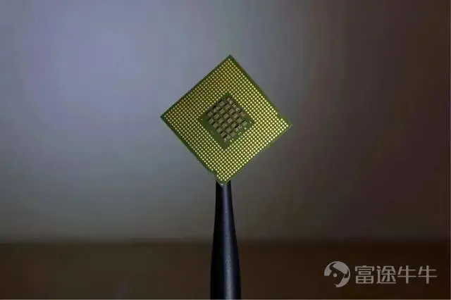 你聽過六氟化鎢嗎? 它是3D NAND和HBM生產中的關鍵材料。在半導體裏主要用於CVD沉積鎢膜。DRAM裏鎢會用在接觸孔、互連、字線等結構裏。 六氟化鎢本身又有毒、強腐蝕、遇水會生成HF,對純度、包裝、鋼瓶、運輸、現場供應系統要求都很高。 沒有它,芯片內部的鎢金屬互連層就無法沉積,先進製程的電路就接不通。 然而從7月1日起,日本關東電化和中央硝子這兩家企業將永久停產六氟化鎢,全球約25%的產能將會在7月消失。 停產的直接原因是中國高純鎢粉對日出口從2026年1月起基本歸零。 六氟化鎢生產主要來自於鎢粉,而全球約80%的鎢資源與精煉都來自中國。 AI的火燒到內存上也就算了,現在連原材料也遭殃了。 那誰是獲益的一方呢? A 英偉達,B SK 海力士,C 鈍角。 答案都不是。而是長鑫。 英偉達當然希望內存供應穩定,但六氟化鎢斷供,勢必會推高HBM和服務器內存的成本,最終會傳導到它的採購價格上。 SK 海力士,它們是日本六氟化鎢的主要客戶,現在不得不轉向韓國本土供應商SK Specialty和Foosung,但這兩家已經通知客戶2026年合同價格上漲70%...