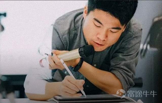 沿着董宇輝走過的路，孫東旭走回來了。 5月下旬，在辭任東方甄選CEO半年多後，孫東旭出現在自己的「孫美麗」抖音直播間，開啓了首場圖書帶貨。 這場直播不到兩小時，同時在線觀看人數穩定在2萬以上。孫東旭推薦了三本書：《無限可能的身體》《少年世界史》《我的母親做保潔》，迅速衝上抖音「書籍雜誌榜」第一名。僅《少年世界史》一本書，就賣出了1.6萬本。 在開播前，孫東旭坦言「今天準備走出來了」，嘗試「聊聊天，講講書，賣賣書」。這恰恰是董宇輝和東方甄選賴以起家的方式。兩人已經分道揚鑣，卻不約而同選擇了同一條路。 孫東旭、董宇輝這樣的圖書帶貨主播，是抖音圖書電商生態的一個縮影。 抖音以短視頻和直播帶貨切入電商賽道以來，圖書一直是主要品類之一。在東方甄選以詩書煮酒風靡全網之前，這條賽道已經跑出了諸多大主播，比如「樊登讀書」「凱叔講故事」「主持人王芳」「趙健的讀書筆記」「何楚涵博士」等，頭部主播粉絲量超千萬。 董宇輝等東方甄選系主播崛起後，抖音讀書主播數量激增，賽道也更加泛化，不再扎堆於少兒、科普、理財、教輔等熱門賽道，小說、詩歌、散文等純文學領域也誕生了不少達人。 再加上莫言、...