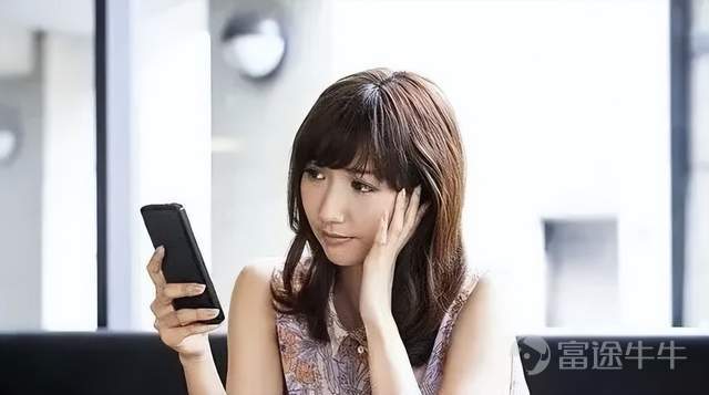 沿着董宇輝走過的路，孫東旭走回來了。 5月下旬，在辭任東方甄選CEO半年多後，孫東旭出現在自己的「孫美麗」抖音直播間，開啓了首場圖書帶貨。 這場直播不到兩小時，同時在線觀看人數穩定在2萬以上。孫東旭推薦了三本書：《無限可能的身體》《少年世界史》《我的母親做保潔》，迅速衝上抖音「書籍雜誌榜」第一名。僅《少年世界史》一本書，就賣出了1.6萬本。 在開播前，孫東旭坦言「今天準備走出來了」，嘗試「聊聊天，講講書，賣賣書」。這恰恰是董宇輝和東方甄選賴以起家的方式。兩人已經分道揚鑣，卻不約而同選擇了同一條路。 孫東旭、董宇輝這樣的圖書帶貨主播，是抖音圖書電商生態的一個縮影。 抖音以短視頻和直播帶貨切入電商賽道以來，圖書一直是主要品類之一。在東方甄選以詩書煮酒風靡全網之前，這條賽道已經跑出了諸多大主播，比如「樊登讀書」「凱叔講故事」「主持人王芳」「趙健的讀書筆記」「何楚涵博士」等，頭部主播粉絲量超千萬。 董宇輝等東方甄選系主播崛起後，抖音讀書主播數量激增，賽道也更加泛化，不再扎堆於少兒、科普、理財、教輔等熱門賽道，小說、詩歌、散文等純文學領域也誕生了不少達人。 再加上莫言、...