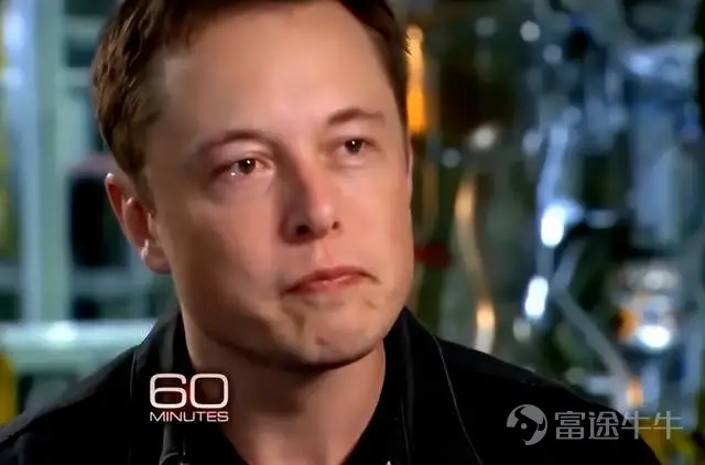 “很难相信一家最初在埃尔塞贡多一个仓库里起家的小公司现在竟然要上市了。” 当地时间6月12日上午,马斯克在美国德克萨斯州的SpaceX基地Starbase发表演讲。 舞台上的他身穿黑色皮夹克,笑容灿烂,同时也颇为感慨。 “我当时觉得SpaceX成功的几率不到10%。我跟别人说过,‘听着,我们很可能会失败,但你知道,我们应该试一试,因为如果我们不试,如果没有新的公司进入太空,我们就永远无法成为真正意义上的太空文明。’” 与此同时,SpaceX总裁格温·肖特韦尔(Gwynne Shotwell)在纽约敲响了纳斯达克的开市钟。 实际上,这并不算是马斯克苦苦期盼的时刻,在很多年里,他并不想让SpaceX上市。 特斯拉上市后,他长期面对季度业绩压力、做空者、股价波动和监管审查。2018年,他曾公开考虑将特斯拉私有化;2022年收购Twitter后,也很快把这家公司变成私人公司。 对他来说,公开市场能带来资金和流动性,也会带来持续审查、短期压力和对管理节奏的干扰。 这家公司创立于2002年。最早的时候,SpaceX只有很小的团队,办公室在洛...