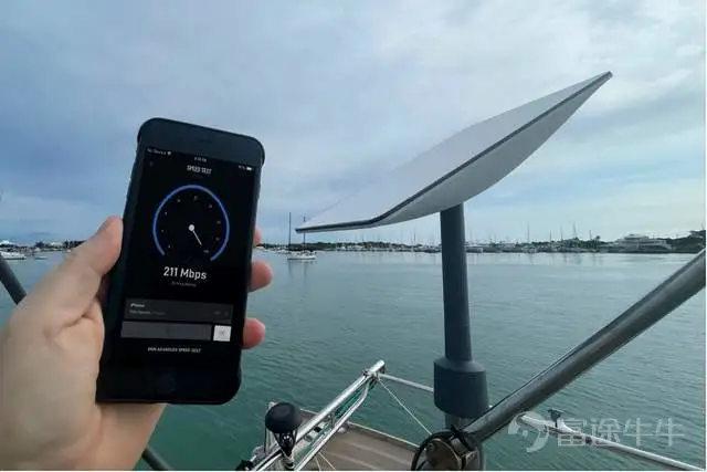 “很难相信一家最初在埃尔塞贡多一个仓库里起家的小公司现在竟然要上市了。” 当地时间6月12日上午,马斯克在美国德克萨斯州的SpaceX基地Starbase发表演讲。 舞台上的他身穿黑色皮夹克,笑容灿烂,同时也颇为感慨。 “我当时觉得SpaceX成功的几率不到10%。我跟别人说过,‘听着,我们很可能会失败,但你知道,我们应该试一试,因为如果我们不试,如果没有新的公司进入太空,我们就永远无法成为真正意义上的太空文明。’” 与此同时,SpaceX总裁格温·肖特韦尔(Gwynne Shotwell)在纽约敲响了纳斯达克的开市钟。 实际上,这并不算是马斯克苦苦期盼的时刻,在很多年里,他并不想让SpaceX上市。 特斯拉上市后,他长期面对季度业绩压力、做空者、股价波动和监管审查。2018年,他曾公开考虑将特斯拉私有化;2022年收购Twitter后,也很快把这家公司变成私人公司。 对他来说,公开市场能带来资金和流动性,也会带来持续审查、短期压力和对管理节奏的干扰。 这家公司创立于2002年。最早的时候,SpaceX只有很小的团队,办公室在洛...