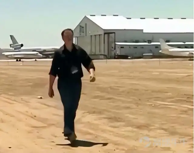 “很难相信一家最初在埃尔塞贡多一个仓库里起家的小公司现在竟然要上市了。” 当地时间6月12日上午,马斯克在美国德克萨斯州的SpaceX基地Starbase发表演讲。 舞台上的他身穿黑色皮夹克,笑容灿烂,同时也颇为感慨。 “我当时觉得SpaceX成功的几率不到10%。我跟别人说过,‘听着,我们很可能会失败,但你知道,我们应该试一试,因为如果我们不试,如果没有新的公司进入太空,我们就永远无法成为真正意义上的太空文明。’” 与此同时,SpaceX总裁格温·肖特韦尔(Gwynne Shotwell)在纽约敲响了纳斯达克的开市钟。 实际上,这并不算是马斯克苦苦期盼的时刻,在很多年里,他并不想让SpaceX上市。 特斯拉上市后,他长期面对季度业绩压力、做空者、股价波动和监管审查。2018年,他曾公开考虑将特斯拉私有化;2022年收购Twitter后,也很快把这家公司变成私人公司。 对他来说,公开市场能带来资金和流动性,也会带来持续审查、短期压力和对管理节奏的干扰。 这家公司创立于2002年。最早的时候,SpaceX只有很小的团队,办公室在洛...