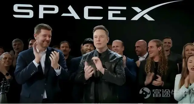 “很难相信一家最初在埃尔塞贡多一个仓库里起家的小公司现在竟然要上市了。” 当地时间6月12日上午,马斯克在美国德克萨斯州的SpaceX基地Starbase发表演讲。 舞台上的他身穿黑色皮夹克,笑容灿烂,同时也颇为感慨。 “我当时觉得SpaceX成功的几率不到10%。我跟别人说过,‘听着,我们很可能会失败,但你知道,我们应该试一试,因为如果我们不试,如果没有新的公司进入太空,我们就永远无法成为真正意义上的太空文明。’” 与此同时,SpaceX总裁格温·肖特韦尔(Gwynne Shotwell)在纽约敲响了纳斯达克的开市钟。 实际上,这并不算是马斯克苦苦期盼的时刻,在很多年里,他并不想让SpaceX上市。 特斯拉上市后,他长期面对季度业绩压力、做空者、股价波动和监管审查。2018年,他曾公开考虑将特斯拉私有化;2022年收购Twitter后,也很快把这家公司变成私人公司。 对他来说,公开市场能带来资金和流动性,也会带来持续审查、短期压力和对管理节奏的干扰。 这家公司创立于2002年。最早的时候,SpaceX只有很小的团队,办公室在洛...