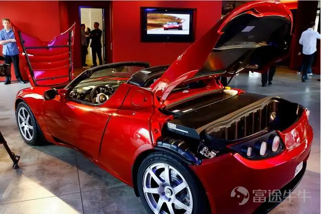 “很难相信一家最初在埃尔塞贡多一个仓库里起家的小公司现在竟然要上市了。” 当地时间6月12日上午,马斯克在美国德克萨斯州的SpaceX基地Starbase发表演讲。 舞台上的他身穿黑色皮夹克,笑容灿烂,同时也颇为感慨。 “我当时觉得SpaceX成功的几率不到10%。我跟别人说过,‘听着,我们很可能会失败,但你知道,我们应该试一试,因为如果我们不试,如果没有新的公司进入太空,我们就永远无法成为真正意义上的太空文明。’” 与此同时,SpaceX总裁格温·肖特韦尔(Gwynne Shotwell)在纽约敲响了纳斯达克的开市钟。 实际上,这并不算是马斯克苦苦期盼的时刻,在很多年里,他并不想让SpaceX上市。 特斯拉上市后,他长期面对季度业绩压力、做空者、股价波动和监管审查。2018年,他曾公开考虑将特斯拉私有化;2022年收购Twitter后,也很快把这家公司变成私人公司。 对他来说,公开市场能带来资金和流动性,也会带来持续审查、短期压力和对管理节奏的干扰。 这家公司创立于2002年。最早的时候,SpaceX只有很小的团队,办公室在洛...