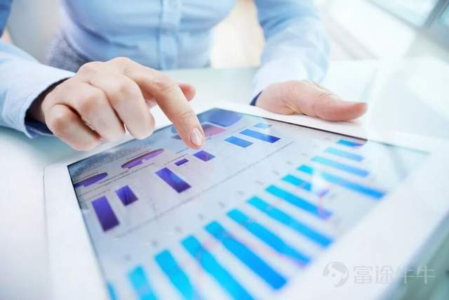 世界紛紛擾擾，AI日新月異，蘋果的「老本」依然厚厚的、香香的。 北京時間7月31日凌晨，蘋果發佈截至6月27日的2026財年第三季度業績。公司營收1094.17億美元，同比增長16%；每股收益2.02美元，同比增長29%，均超過華爾街預期。 iPhone收入增長22%，Mac增長29%。大中華區也延續了此前的反彈，收入同比增長22%至188.16億美元，已經連續三個季度保持兩位數增長。 更難得的是，蘋果沒有像幾家同行那樣，每季度投入數百億美元擴建AI數據中心。按現金流量表計算，本季度購置固定資產支出24.55億美元，自由現金流約319.14億美元。 不過，蘋果沒有像同行那樣大規模擴建AI基礎設施，也躲不開內存漲價和先進製程產能緊張對硬件業務的影響。公司預計下一季度營收增速降至9%至11%，低於市場預期。 可以說蘋果這次在業績上贏了一把，卻在預期上輸了。 蘋果股價在業績發佈後短暫上漲0.6%，電話會開始後迅速轉跌，結束時跌約6%，盤中一度跌超8%。 偏偏當天科技股普漲：納指上漲2.8%，微軟大漲15.6%，亞馬遜業績後也一度上漲近10%。 在一片「漲聲」裏，...