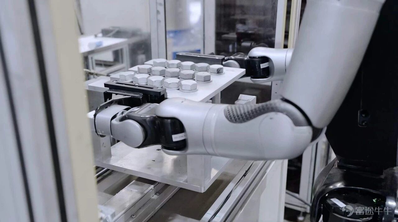One is a strongly rising 'first humanoid robot stock,' the other is an international giant selling 4 million vehicles annually. Their partnership has completed a romantic cross-time dialogue. On April 7, Ubtech Robotics and Honda Trading signed a strategic cooperation agreement. The two parties will collaborate on the application research, scenario validation, and model exploration of intelligent solutions such as humanoid robots and unmanned logistics vehicles.$UBTECH ROBOTICS (09880.HK)$ Ubtech Robotics was founded in 2009. That year, founder Zhou Jian first encountered Honda's bipedal humanoid robot ASIMO at an exhibition in Japan. However, the reception staff’s arrogant attitude ignited his dream to 'build China's own humanoid robot.' Seventeen years later, Honda's ASIMO had long ceased development, while Ubtech Robotics’ industrial humanoid robots are now being promoted for application. This time, it was Honda visiting Ubtech Robotics' home turf. For China’s humanoid robotics industry, this is not only an inspiring overseas journey of a Chinese technology company but also a ceremony of role transformation. From an awestruck observer to a partner walking side by side, this long road of catching up took Zhou Jian and Ubtech Robotics 17 years. A pursuer of light becomes the source of light Zhou Jian's connection with Honda began with a life-changing encounter. In 2009, at a technology expo in Japan, Zhou Jian first encountered ASIMO, the most advanced humanoid robot in the world at that time developed by Honda. It was capable of walking on two legs...