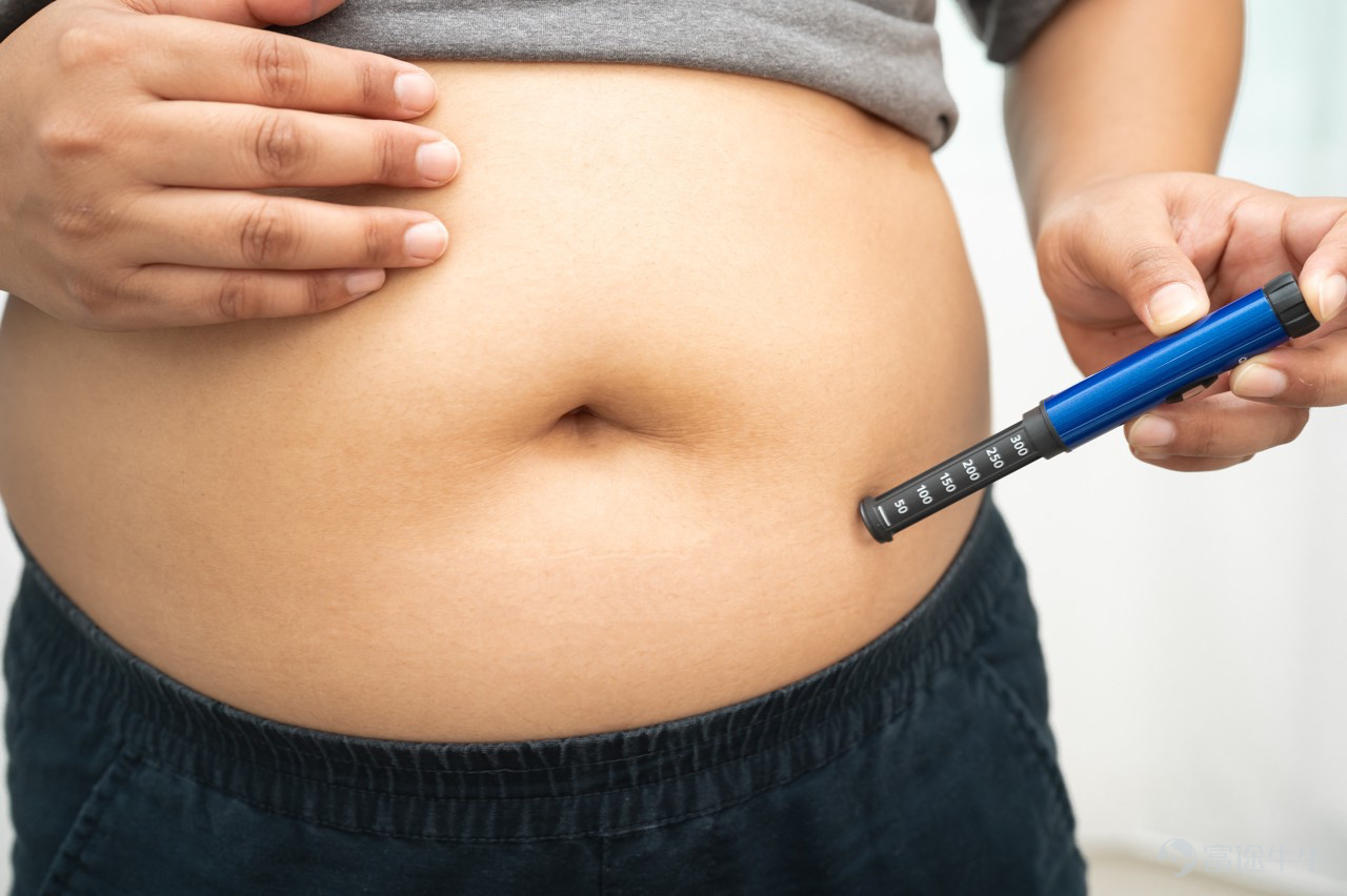 Source: Era Weekly, Author: Lin Yunxiao On the evening of April 19, domestic insulin leader Tonghua Dongbao (600867.SH) released its 2025 annual report. After experiencing losses in 2024, Tonghua Dongbao turned profitable in 2025 with a rebound in performance. The annual report data shows that in 2025, Tonghua Dongbao achieved revenue of 2.947 billion yuan, a year-on-year increase of 46.66%; net profit attributable to shareholders reached 1.219 billion yuan, compared with a loss of 41.95 million yuan in the same period last year; non-recurring net profit reached 375 million yuan, compared with a loss of 10.04 million yuan in the same period last year. Regarding the factors influencing changes in performance, Tonghua Dongbao pointed out in its annual report that the change in revenue was mainly due to significant growth in sales volume of insulin analog products during the reporting period, driving an increase in domestic sales revenue. The annual report introduced that on April 23, 2024, in the follow-up procurement of the insulin special procurement, the company's products were selected at a price that decreased significantly compared to the original price. The decrease in price will put some pressure on sales revenue. However, according to the procurement renewal rules and selection results, all the company’s products were selected as category A/A1. In particular, the insulin glargine and premixed insulin aspart series products were selected as category A1. As a result, the company obtained 90% or 100% of the first-year procurement demand for these products and also received over 30% of the second allocation volume of the nationwide procurement. The annual report pointed out that this is conducive to further increasing the market share of the company’s products, especially insulin…