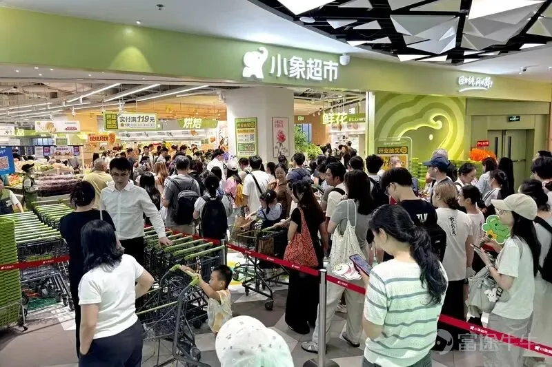 8月28日晚, $美團-W (03690.HK)$ 公佈了2026年第二季度業績報告。 報告期內,美團實現營業收入1046.43億元,同比增長14.4%。其中,以外賣閃購、到店酒旅業務爲主的核心本地商業分部營收同比增長10.1%;以小象超市、海外業務等爲主的新業務營收同比增長25%。 最受市場關注的是,美團二季度單季經營利潤成功轉正,即時零售業務恢復健康增長。 根據美團披露,經營利潤扭虧主要得益於外賣業務UE,也就是每筆訂單的經濟賬轉正。這一數據讓部分投資者感到興奮,也有一部分人開始據此進行線性外推,認爲美團未來的盈利修復將持續加速。 誠然,能夠在外賣大戰後率先實現盈利,是美團精細化運營能力和業務護城河的直觀體現。但也需要認識到,外賣大戰後的修復並非一蹴而就。美團本季度盈利快速改善,除了自身的運營優勢,也有「天時」的助推作用。 UE旺季放大美團基本功 即使在經營較好的階段,外賣也只是一門按GTV口徑計算、利潤率僅3%左右的薄利生意。 宏觀層面,外賣利潤取決於平台變現收入與配送成本、運營支出及補貼支出之間的平衡;微觀上落到每一筆訂單上,利潤則是訂單金...