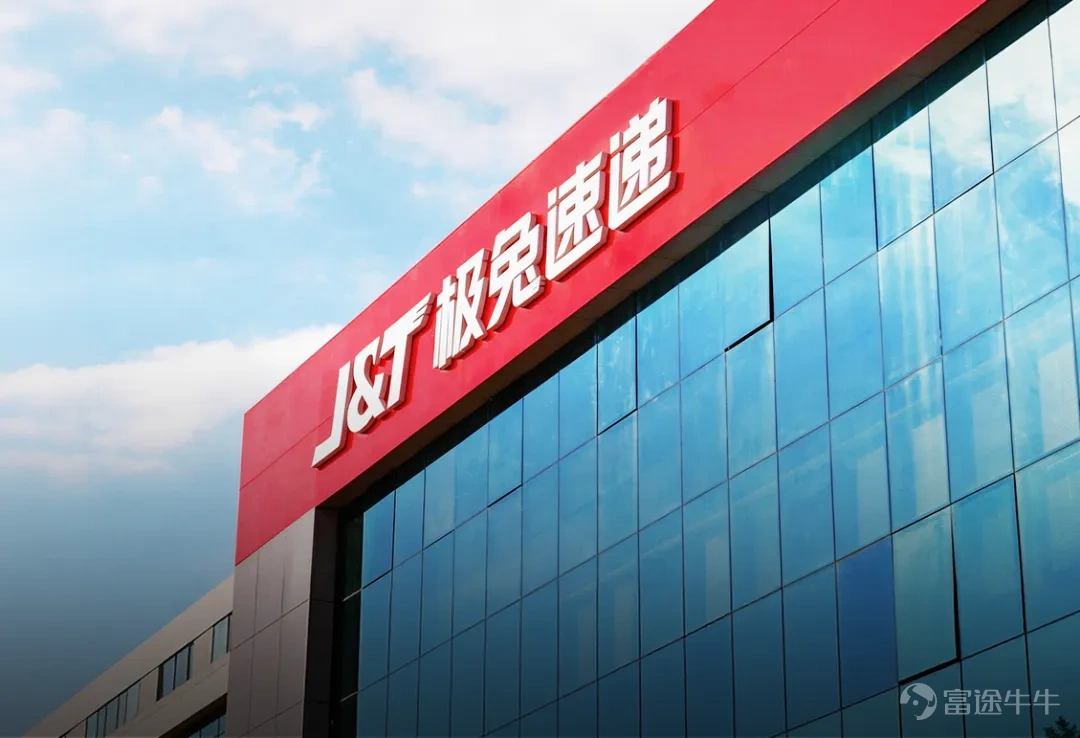 The positive flywheel of 'cost optimization - price reduction - business growth - further cost reduction'. Author |Guantao Editor |Novice On March 30, J&T Express (01519.HK) officially announced its full-year 2025 performance: total annual revenue of $12.158 billion, a year-on-year increase of 18.5%, with adjusted net profit reaching $430 million (approximately 3 billion RMB), surging 112.3% year-on-year. The profit growth not only far exceeds domestic peers but also stands out uniquely in the global express delivery industry! In 2025, J&T's global parcel volume exceeded 30 billion for the first time, reaching 30.13 billion parcels, a year-on-year increase of 22.2%. The average daily parcel volume reached 82.5 million, growing by 22.6% year-on-year, marking the emergence of a global logistics operator capable of handling over 80 million parcels daily. So, in 2025, as the industry as a whole moves away from price wars and shifts towards value competition, how did J&T achieve both volume and profit growth? Where does 'J&T Speed' come from? From Southeast Asian Leader to Global Player: J&T Express’s Growth Logic in 2025 Let’s start by finding answers in the data. Currently, J&T Express’s delivery services cover 13 countries, including China, and are reported under three major regions: China, Southeast Asia, and new markets. The domestic market contributes the largest volume of business for J&T currently. In 2025, it handled 22.07 billion parcels, a year-on-year increase of 11.4%, with revenue growing by 5% year-on-year, consistent with the overall performance reported by the National Postal Service.