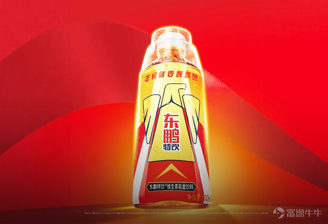 In 2025, it captured the 'double crown' of sales volume and revenue for the first time. Author |Desolate Editor |Novice Since its founding in 1886, Coca-Cola (KO.N) has established its dominance in the soft drink market with its namesake carbonated beverage. Under the brand effect brought by its 'hit product,' sub-brands such as Sprite, Minute Maid, and Costa have successively risen. Today, Coca-Cola has evolved into a massive beverage empire with over 500 brands and 1,800 SKUs. Turning our focus domestically, Nongfu Spring (9633.HK), after solidifying its leading position in the drinking water market with its 'natural water' label, similarly embarked on a diversified expansion into categories like tea drinks, juice, and carbonated beverages. By 2025, tea drink revenue surpassed the 20 billion mark for the first time, replacing drinking water as its largest business segment. It is clear that the strategic cores of these two global beverage giants align perfectly: first, break open the market gap with an exceptional single product, establishing channel barriers; then use resource reutilization as leverage to expand into diversified categories, creating a product matrix covering different consumption scenarios, demographics, and needs. However, Valuation Master observes that another local beverage company—Dongpeng Beverage (605499.SH)—has also delivered impressive results following this same path. With five consecutive years as the top seller, a national-level brand is forged. The most renowned product under Dongpeng Beverage is Dongpeng Special Drink, which focuses on providing energy and combating fatigue, and is currently a hit in the energy drink industry. China's...