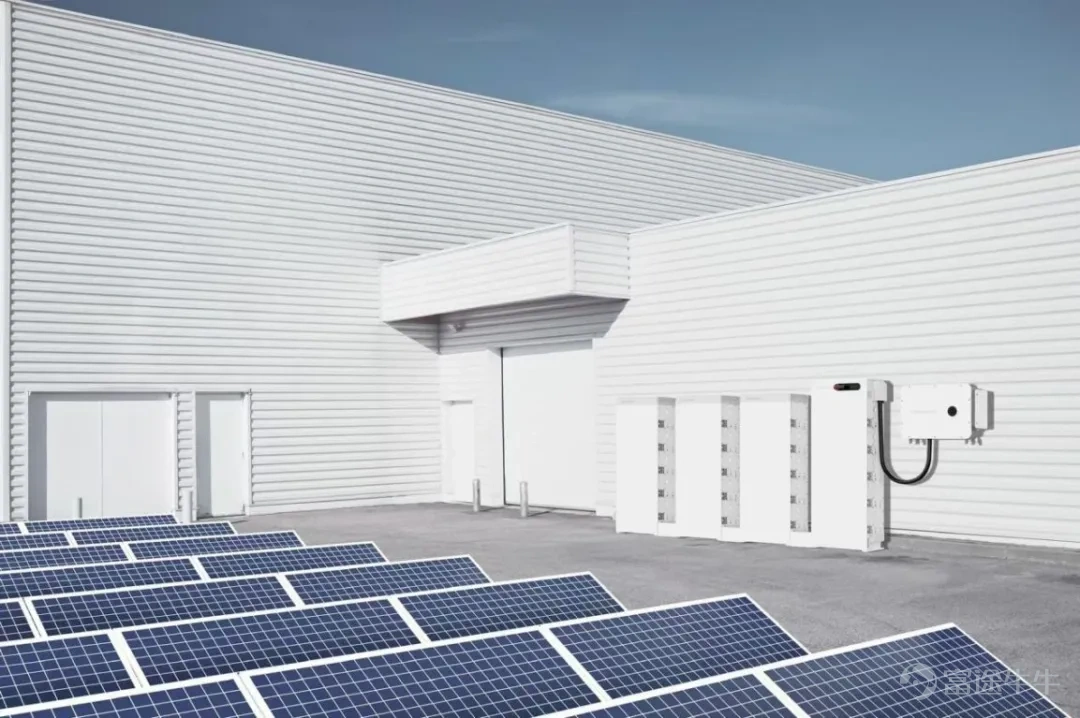 覆蓋戶用、工商業、地面電站的全場景能源版圖。 作者 | 木魚 編輯 | 小白 在波蘭華沙，一戶普通家庭在安裝了一臺白色機器後，發現自家的電費單發生了奇妙的變化。購電成本從1.1茲羅提一度降到0.55茲羅提，降了近一半；屋頂太陽能發的電賣回電網，收益升至原來的兩三倍。 這是一臺叫SigenStor的AI儲能設備，能自己計劃什麼時候存電、什麼時候放電、什麼時候賣電，甚至還能抓住「負電價」的瞬間倒賺一筆。電，從只能被動消費的日常開銷，變成了一種可以被管理、被調度、甚至可以「交易」的資產。 它來自一家已向港交所遞表的中國公司：思格新能源。今天，我們就來聊聊這家成立僅3年10個月、卻已成爲全球細分市場第一、有望成爲最快上市的儲能新貴。 讓複雜的儲能系統，像搭積木一樣簡單 2025年冬季，澳大利亞全國電力市場上共發生142起煤電機組停運事件，其中119起是非計劃性停運。2025年，新南威爾士州鄉村地區的家庭年電費中位數已飆升至2850澳元（約合人民幣1.3萬元）。 面對電價上漲和停電頻發，越來越多的澳洲家庭、企業開始...