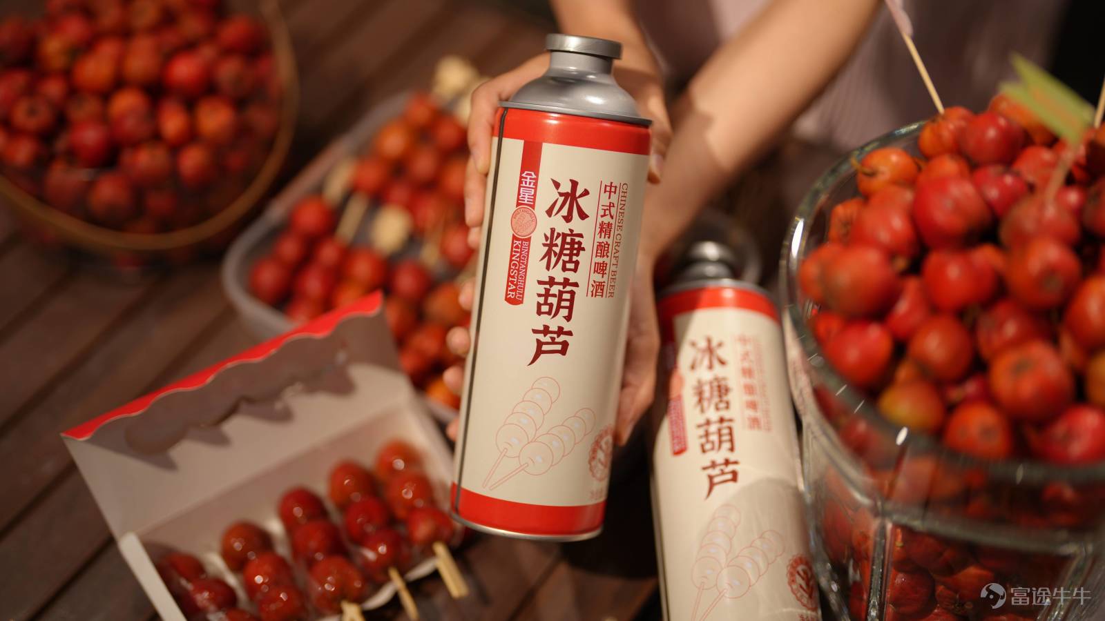 $金星啤酒(臨時代碼) (811062.HK)$ 擁有多年上市夢的河南金星啤酒股份有限公司（以下簡稱，金星啤酒）近期終於遞表港交所，聯席保薦人爲中信證券和中銀國際。 能否成功跨越進資本市場，還待時間驗證。從公司披露出的招股書來看，雖然金星啤酒業績迎來爆發式增長，但遞表前的數億元分紅依然令不少人唏噓不已。 外界不禁猜想，實控人先把數億元分紅好處拿走後，再向公衆募資，其「圈線」效應與募資發展邏輯，一定程度上或互相對撞。 中式精釀的優勢，行業第八的弱勢 天眼查顯示，金星啤酒成立於2022年12月，不過招股書介紹公司最早追溯至1982年。在啤酒市場，雖然金星啤酒遠不如頭部青島啤酒、雪花啤酒、百威等隨處可見，但金星啤酒近些年成功抓住了茶及果味與啤酒的融合。 招股書介紹，2024年8月，公司推出首款中式精釀啤酒–金星毛尖，並陸續拓展出茉莉花茶、冰糖葫蘆及沙糖桔等更多品種。截至2025年9月30日，中式精釀啤酒包含50個SKU，貢獻了78.1%。 公司認爲，在中式精釀啤酒的釀造工藝上構建了深厚的技術壁壘。擁有由釀酒師及品酒師領銜的研發團...