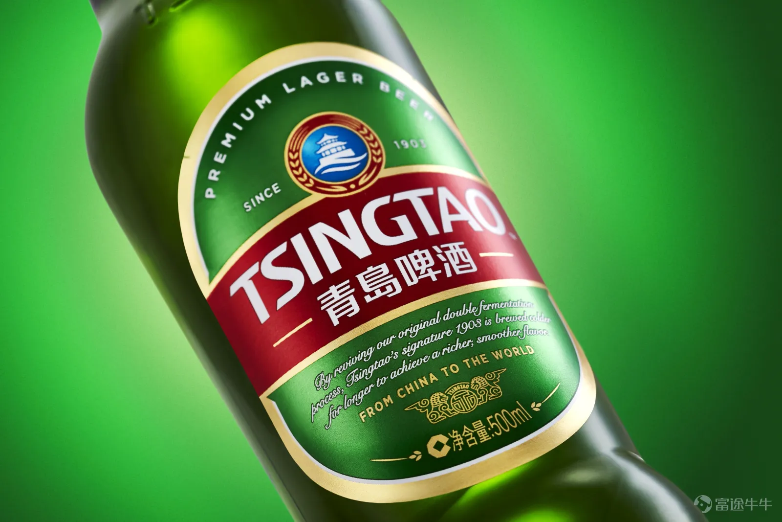 $青島啤酒 (600600.SH)$$青島啤酒股份 (00168.HK)$ 作爲國內啤酒業的龍頭之一,青島啤酒(600600.SH)的2025年答卷雖然整體及格,但所呈現出的壓力也依然較爲明顯。 據天眼查及2025年年報顯示,青島啤酒在國內擁有56家全資和控股的啤酒生產企業,及2家聯營及合營啤酒生產企業,分佈於全國20個省、直轄市、自治區,規模和市場份額居國內啤酒行業領先地位。其生產的青島啤酒爲國際市場上最具知名度的中國品牌,已行銷全球超120個國家和地區。 那麼青島啤酒2025年的表現又具體如何呢? 業績個位數增長,近兩年淨利潤增速急劇放緩 2025年(報告期內),公司共實現產品銷量764.8萬千升,營業收入324.7億元,同比增長1.04%;歸屬於上市公司股東的淨利潤人民幣45.88億元,同比增長5.60%;歸屬於上市公司股東的扣除非經常性損益的淨利潤人民幣41.3億元,同比增長4.53%。 同時,公司毛利率爲41.84%,同比增長1.61個百分點。 青島啤酒表示,報告期內,公司聚焦「新產品、新渠道、新人群、新場景、新需求」...