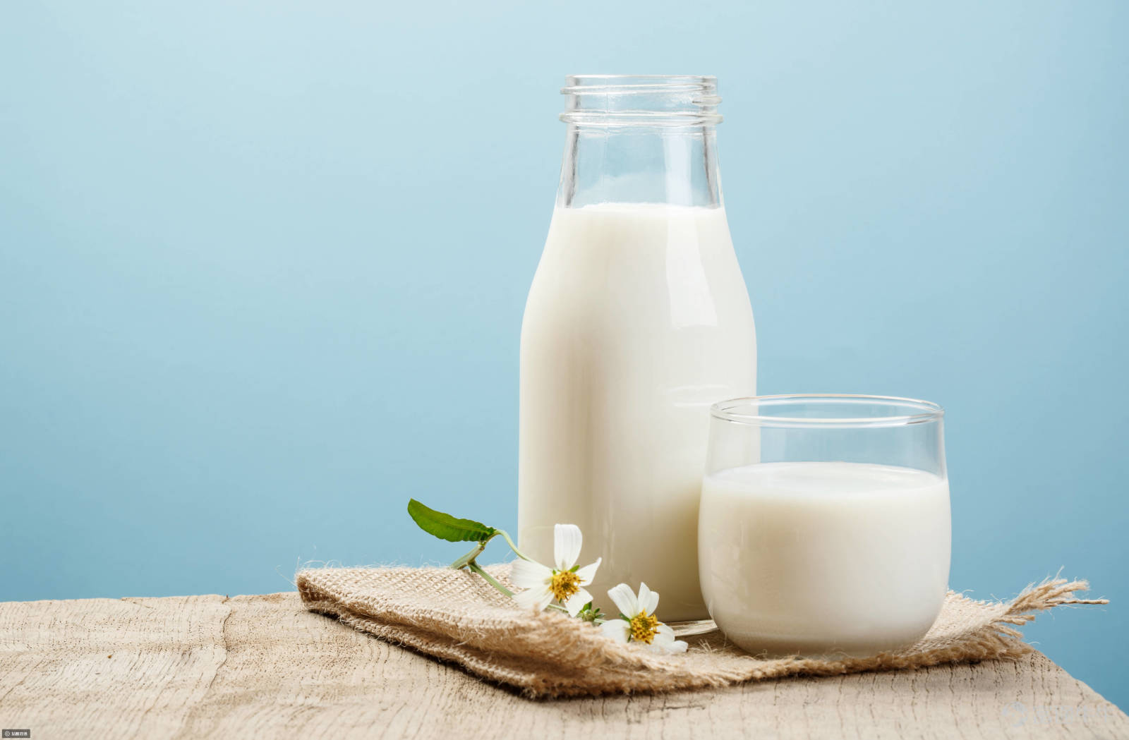 $Yeeper Nutrition Technology (Qingdao) Group Co., Ltd. (810873.HK)$ On April 12, 2026, Yipin Nutrition Technology (Qingdao) Group Co., Ltd. (hereinafter referred to as Yipin Group) submitted its prospectus to the Hong Kong Stock Exchange once again, aiming for the title of 'China’s First Goat Milk Powder Stock.' Yipin Group first submitted its listing application to the Hong Kong Stock Exchange on August 31, 2025. On October 24 of the same year, the International Department of the China Securities Regulatory Commission issued supplementary material requirements for overseas issuance and listing registration, explicitly requesting Yipin Group to explain the specific circumstances of developing and operating apps, mini-programs, public accounts, and other products by the company and its subsidiaries, as well as whether they involve the collection and use of personal information. Two months after the previous application lapsed, the company resubmitted its filing. However, the latest prospectus revealed financial and operational data that could not hide multiple risks such as weak growth, declining core business profits, reliance on a single product category, high inventory levels, weak R&D, and historical quality issues. Comprehensive Growth Slowdown with Substantial Decline in Core Business Profits According to the prospectus and Tianyancha, the history of Yipin Group dates back to 1956, boasting 70 years of professional dairy production experience. It has now developed into a full industrial chain nutrition group in China that integrates 'pasture farming, product research and development, processing and production, laboratory testing, terminal sales, and customer service.' The company focuses on goat milk powder and special medical purpose formula food (FSMP), providing highly nutritious and easily digestible products for consumers of all age groups, particularly those who are prone to allergies, lactose intolerant, or have poor digestion...