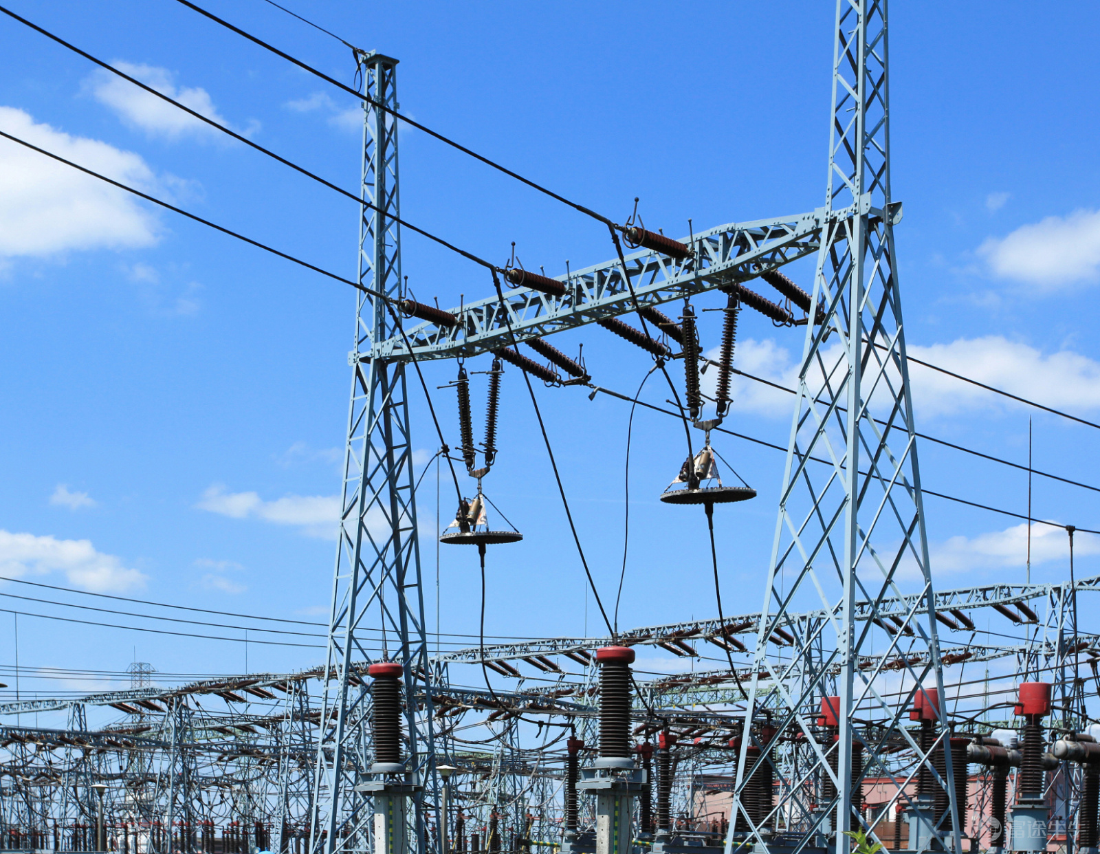 $Eaglerise Electric & Electronic (002922.SZ)$$Eaglerise Electric & Electronic (CHINA) Co., Ltd. (811123.HK)$ Amid strong momentum for A+H listings, Eagle Electric Co., Ltd. (hereinafter referred to as 'Eagle Electric,' SZSE: 002922) is also pushing ahead with its listing on the Hong Kong Stock Exchange, with Guotai Haitong Securities serving as the sole sponsor. Eagle Electric’s Hong Kong listing plan dates back to November 2025. On November 24, 2025, the company issued a 'Notice Regarding the Planning of an H-share Offering and Listing on The Stock Exchange of Hong Kong Limited,' stating that the rationale for the Hong Kong listing is to further advance its internationalization strategy and enhance its global profile and overall competitiveness. Higher revenue but lower profit in 2025, with improvement seen in Q1 According to its prospectus and Tianyancha data, Eagle Electric was founded in 1999 and operates as a global supplier of power equipment and solutions. The company offers products and services spanning renewable energy, data centers, power distribution, industrial control, and lighting. It specializes in transformer equipment, power devices, and magnetic components. Additionally, the company provides integrated solutions tailored to specific application scenarios, aiming to deliver reliable and efficient operations for its global customers. In 2024, the top five Chinese suppliers in the global medium-voltage transformer equipment industry accounted for 9.7% of the market. Among these Chinese suppliers, Eagle Electric ranked second, with a market share of 2.2%. During the historical reporting period, Eagle Electric’s revenue was primarily derived from transformer equipment products, lighting products, and its...