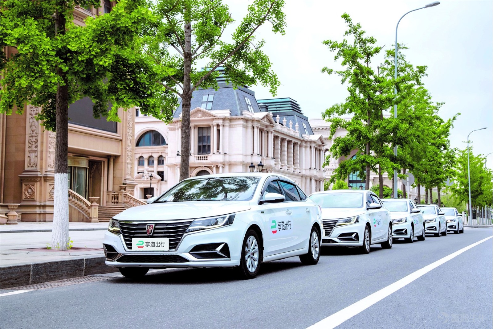 $享道出行(臨時代碼) (810953.HK)$ 2026年5月22日，享道出行（上海）科技股份有限公司（以下簡稱，享道出行）再次向港交所主板遞交招股書，這是其自2025年10月28日遞表「失效」後，再次重啓上市進程，中金公司和國泰海通爲聯席保薦機構。 翻開招股書，享道出行的業績看似在走向好曲線，但剝開數據表層，對持續未盈利的經營現狀、聚合平台的極致依賴、居高不下的司機成本、密集的合規瑕疵，以及押注未來的Robotaxi巨額投入，共同構成了這家第六大網約車平台的真實闖關圖景。 三年累虧12.57億，營收增長難掩虧損底色 據招股書及天眼查顯示，享道出行成立於2018年。公司是一箇中國多場景智慧出行綜合體，通過提供網約車服務、車輛租賃服務、車輛銷售及Robotaxi服務，打造覆蓋個人出行、企業出行以及Robotaxi服務多元場景需求的出行服務平台。以車企背景爲依託，以技術創新爲引擎，旨在提供多場景、可持續的出行服務。 2023至2025年（報告期內），公司營收穩步擴張、毛利逐步修復，但始終未能實現盈利，業績呈現「增收減虧」特徵...