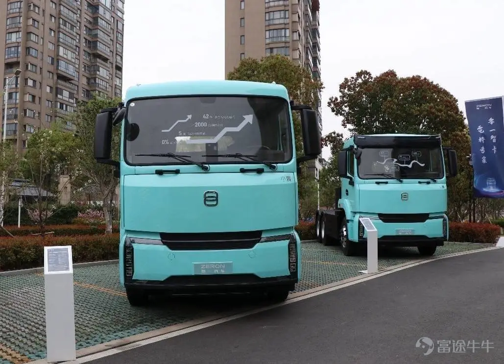 $零一汽車(臨時代碼) (811243.HK)$ 5月29日,江蘇零一汽車科技股份有限公司(以下簡稱,零一汽車)向港交所遞交招股書,高盛與海通國際聯席保薦。 據天眼查及招股書顯示,零一汽車成立於2022年,主營業務涵蓋新能源智能重卡整車銷售及無人重卡解決方案。公司頭頂「全球首家同時具備正向設計整車開發能力及重卡自動駕駛端到端多模態大語言模型」的光環,試圖在港股市場講述一個「運輸機器人」的資本故事。 然而,翻開招股書,一組數據構成了這個故事的底色:2023年至2025年三年累計虧損6.36億元,毛利率連續三年爲負,經營現金流連續三年淨流出,資產負債率持續攀升。 當技術願景遇上財務現實,零一汽車的IPO之路,究竟是通往商業化的里程碑,還是又一場新能源汽車領域的資本接力? 毛利率持續爲負,盈利拐點仍待時日 零一汽車的增長曲線堪稱陡峭。2023年、2024年及2025年(以下簡稱,報告期內),公司收入分別爲116.3萬元、1.24億元和5.22億元,2024年同比增長超100倍,2025年同比增長320.8%。 按弗若斯特沙利文的...