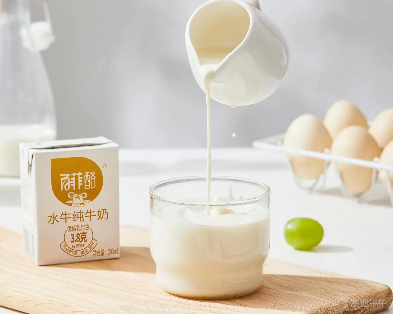 2026年7月22日,廣西百菲乳業股份有限公司(以下簡稱,百菲乳業)遞表港交所,保薦機構爲廣發證券。歷時一個月的內部籌備、監管備案流程全部落地,此前6月22日董事會審議通過赴港上市方案的規劃終於兌現。 這已是這家深耕水牛奶賽道的特色乳企第四次衝擊資本市場。此前,公司兩度申報上交所主板、一次衝刺北交所均中途終止,境內上市之路接連遇阻,港股就成爲了其打通資本化通道的唯一突破口。 輾轉境內資本市場全線失利,港股成新上市通道 據天眼查及招股書顯示,百菲乳業成立於2017年,公司是一家專注於乳製品和含乳飲料研發、生產與銷售的企業,產品包括以生水牛乳、生牛乳爲主要原料的滅菌乳、調製乳、發酵乳、巴氏殺菌乳和含乳飲料等。公司成功構建了線上與線下深度融合、傳統渠道與新興銷售渠道全面發力的立體化營銷網絡,實現消費場景精準覆蓋,「百菲酪」已成長爲具有廣泛市場認知度的特色水牛乳製品品牌。 回看百菲乳業長達八年的資本長跑,公司早在2018年便登陸全國中小企業股份轉讓系統,2021年完成除牌操作,正式啓動A股上市輔導工作,開啓漫長的境內上市籌備週期...
