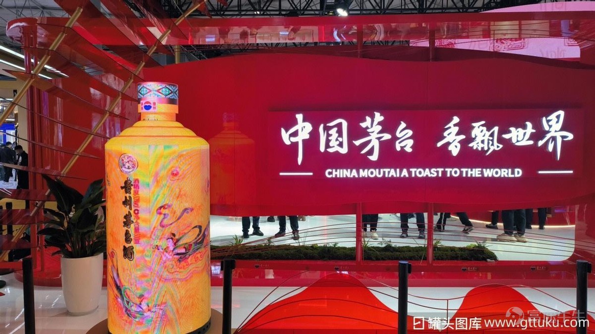 Special Contributing Author: Xiao Zhuqing (Independent Commentator on China's Liquor Industry) 1. The busiest leader: Song Shuyu, Chairman of the China Alcoholic Drinks Association. Every day he advocates for high-quality development of China’s liquor industry. Chairman Song promoted the adoption of real-aged liquor standards among China’s famous liquor companies. He pushed to de-emphasize aroma categories and strengthen regional value propositions. He encouraged Chinese Baijiu companies to jointly expand overseas. He called on listed companies in China’s liquor sector to shift from high-speed growth to high-quality development and to slow down expansion to help distributors reduce inventory. He urged China’s liquor industry to learn from Jing Brand on 'creating trendy drinks,' developing new drinking scenarios to attract young consumers and grow both audience base and consumption scenarios. 2.The busiest chairman of a listed company is Wu Xiangdong, the chairman of Zhenjiu Lidu and Huazhi Liquor. In over 200 days of 2025, Wu Xiangdong stationed himself at the Zhenjiu distillery in Zunyi, Guizhou. Every day, he receives prospective partners from the 'Ten Thousand Merchants Alliance' across the country, gives a two-hour personal presentation daily, and personally toasts every table of guests! He personally witnessed the signing of 3,000 partners with Zhenjiu's 'Ten Thousand Merchants Alliance'. Netizens commented on Wu Xiangdong: 'People who are more successful than you are still working harder than you…' Today, Wu Xiangdong is the second most popular internet-famous chairman of a listed company among Chinese entrepreneurs. Every day, he releases work or life videos or live streams, with each video receiving millions of clicks, and several videos surpassing 20 million views. 3. Who is the most wronged person in the Chinese liquor industry in 2025? Zhang Deqin was originally seen as someone taking on the task under urgent circumstances, wanting to lead Maotai out of the industry adjustment period, but...